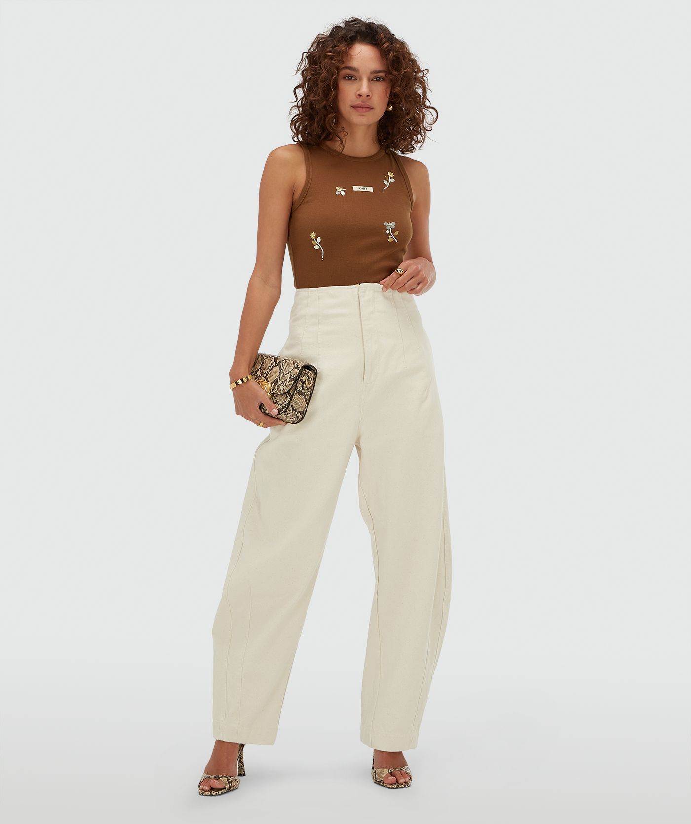 Model draagt een slim fit top met kralen details in de kleur Brown