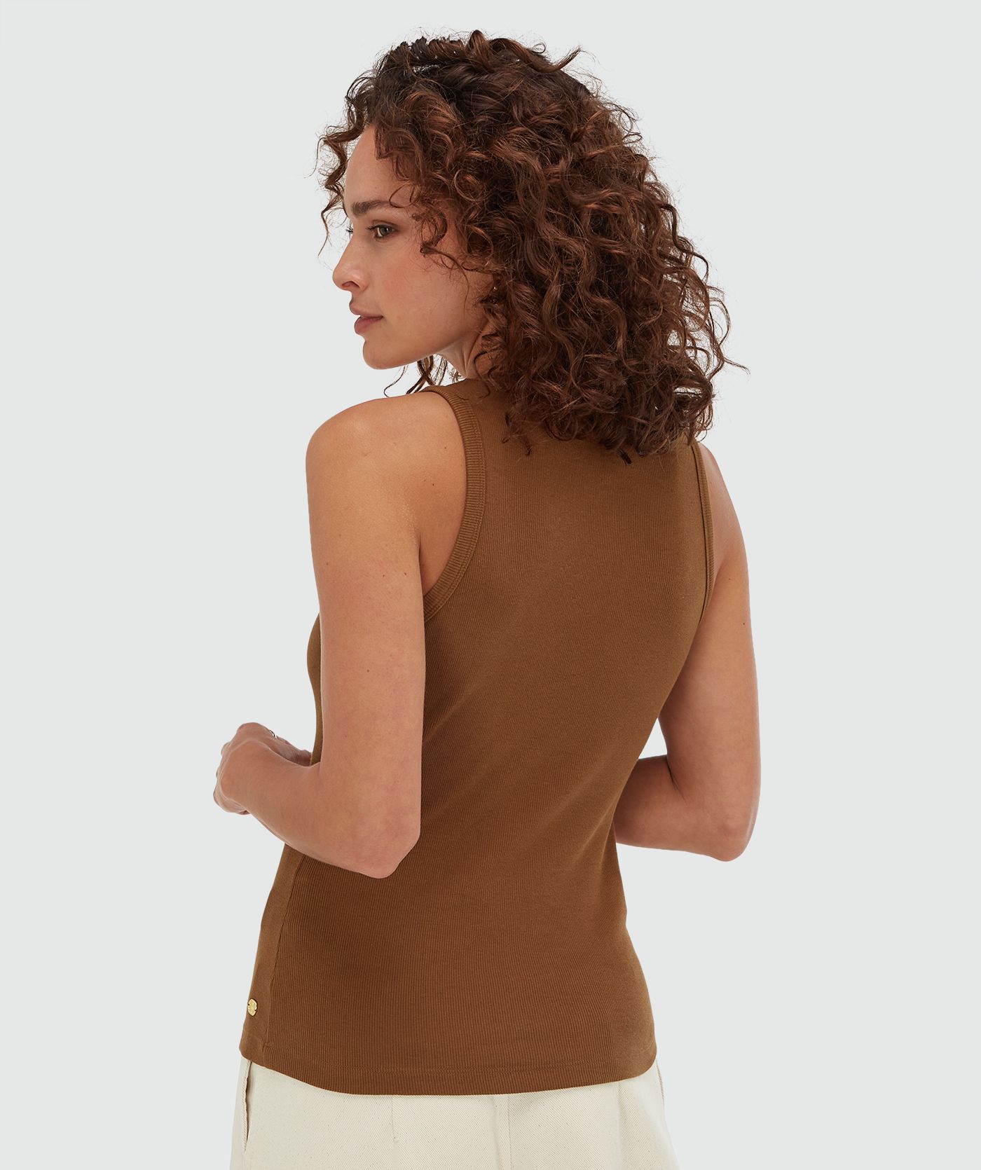 Achterzijde van een model in een slim fit top met kralen details in de kleur Brown