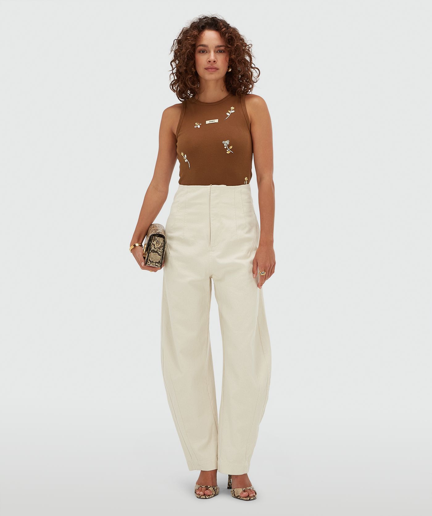Model draagt een slim fit top met kralen details in de kleur Brown