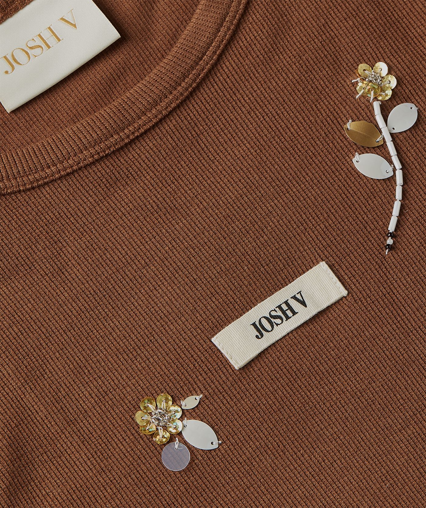 Close-up van een slim fit top met kralen details in de kleur Brown