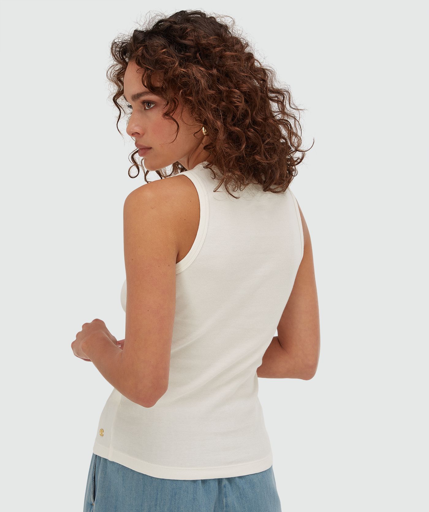 Achterzijde van een model in een slim fit top met kralen details in de kleur Off White