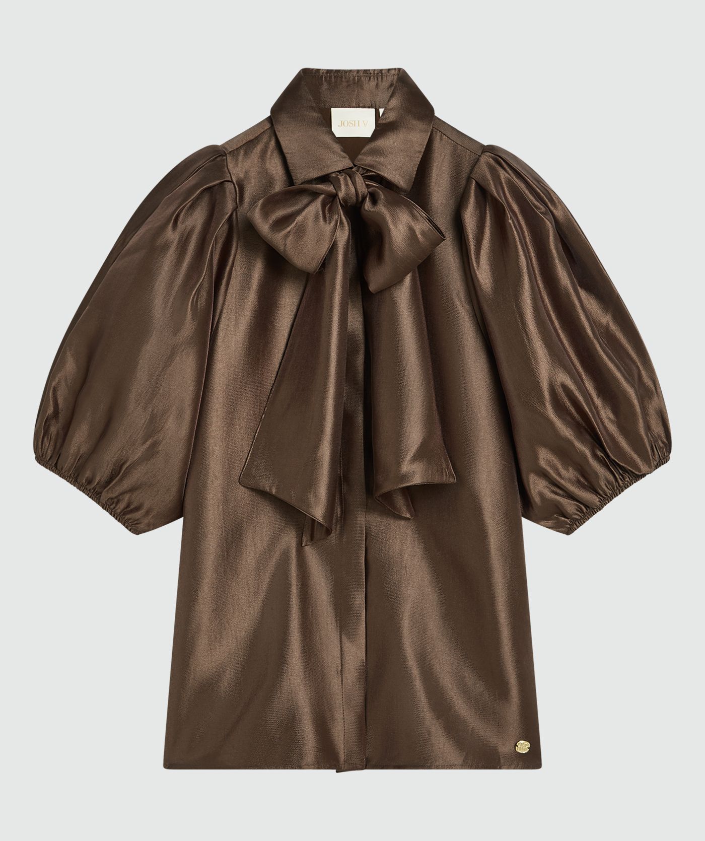 Een regular fit blouse van een glanzende bruine stof, afgewerkt met een strikdetail bij de halslijn, weergegeven tegen een lichtgrijze achtergrond