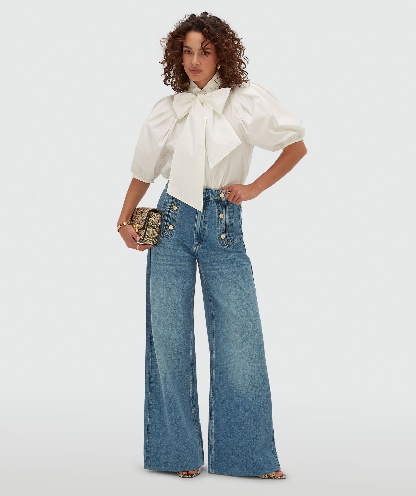 Model draagt een regular fit blouse in de kleur Off White