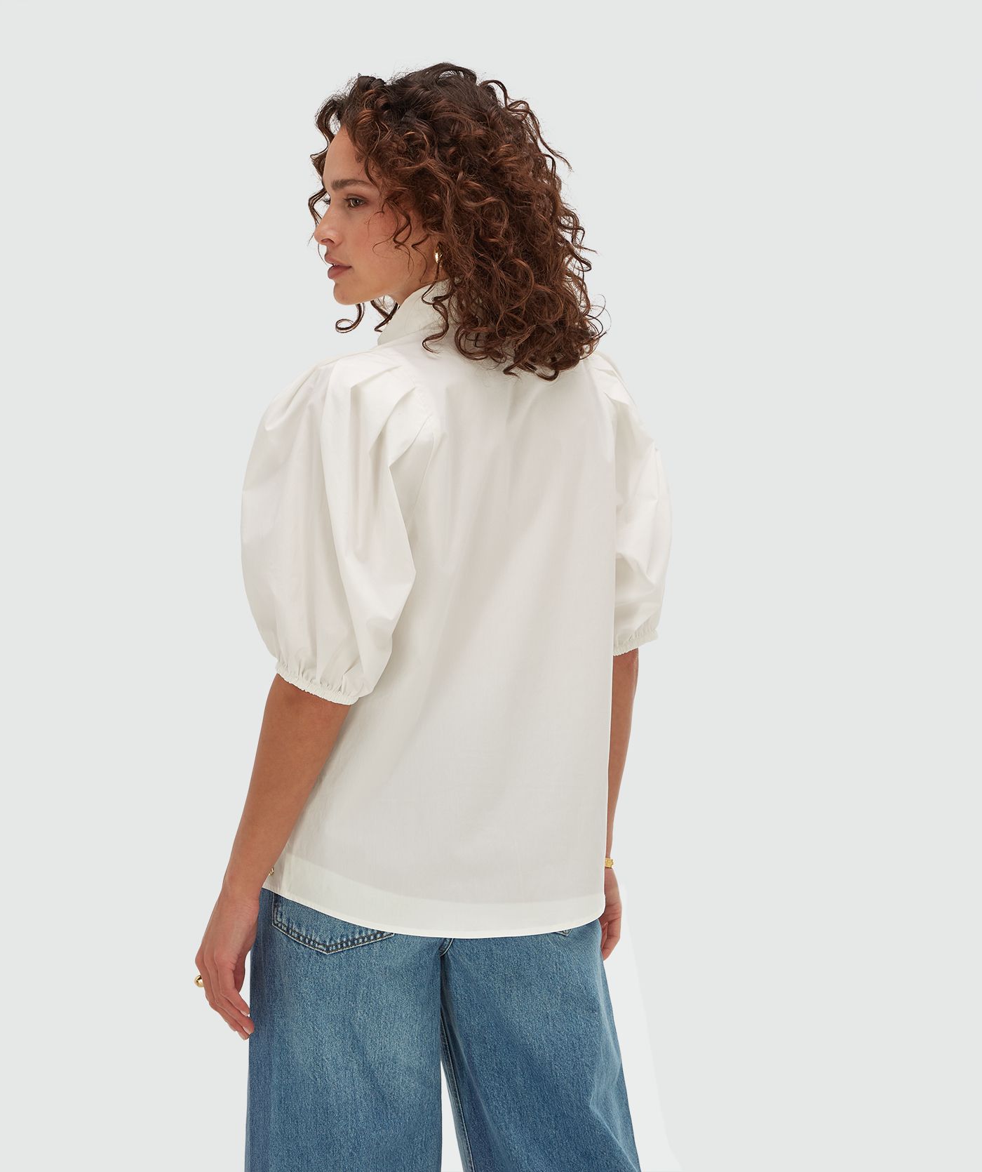 Achteraanzicht van een model in een regular fit blouse in de kleur Off White