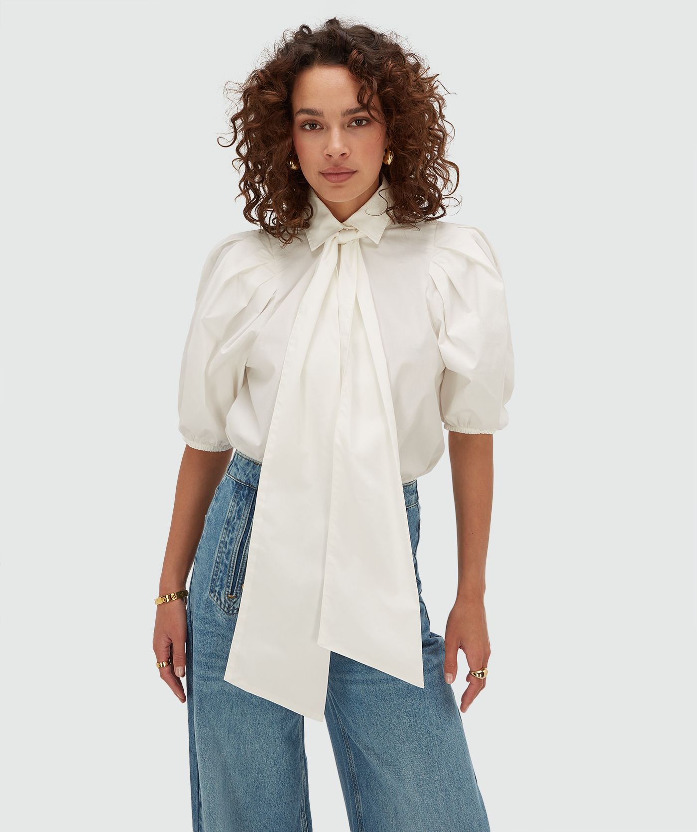 Model draagt een regular fit blouse in de kleur Off White