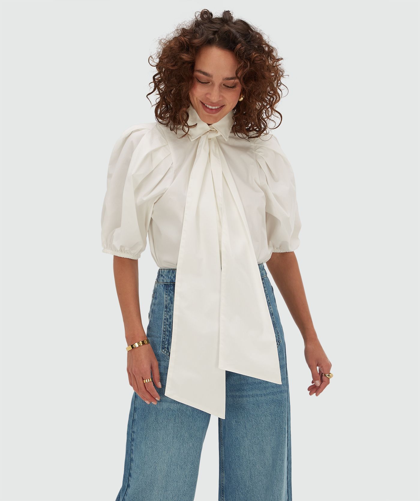 Model draagt een regular fit blouse in de kleur Off White