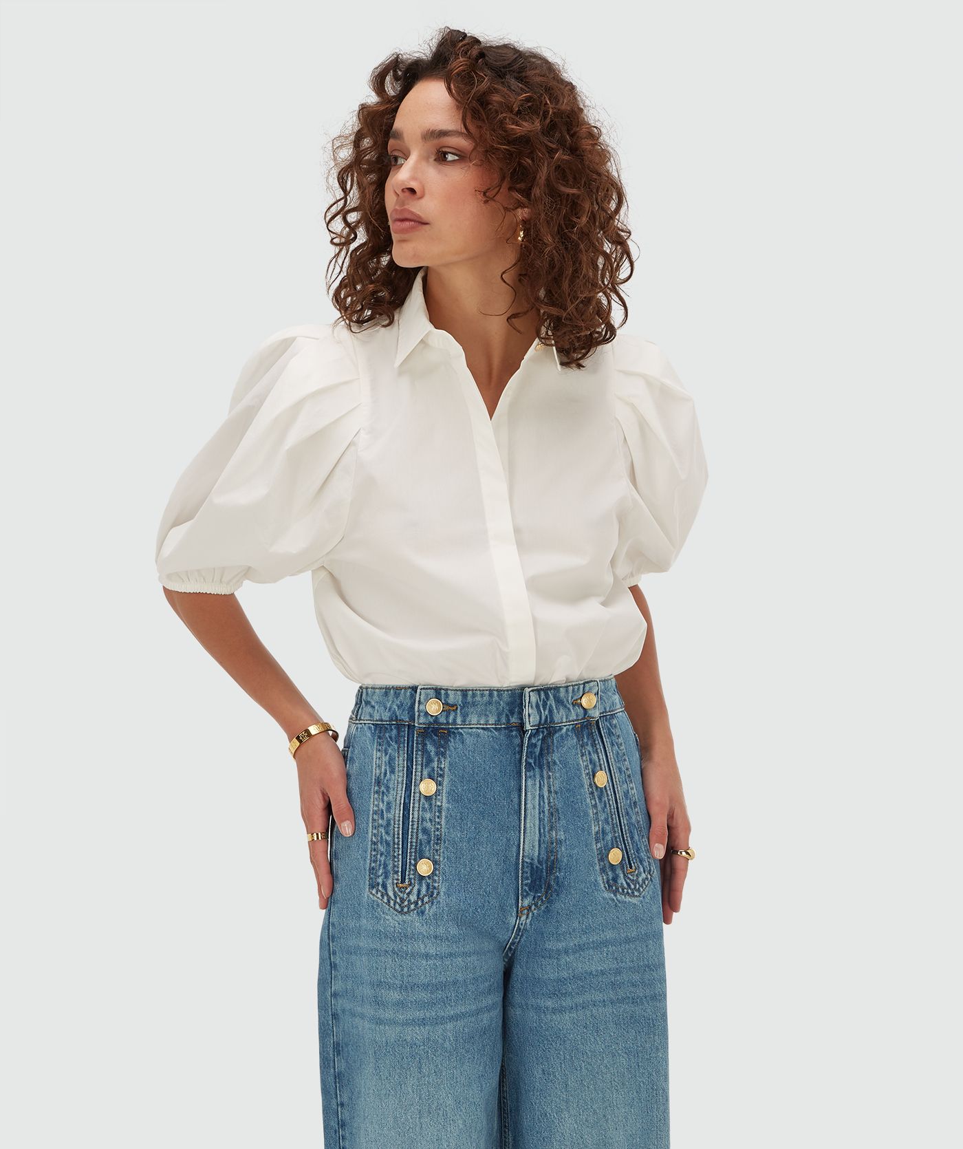 Model draagt een regular fit blouse in de kleur Off White