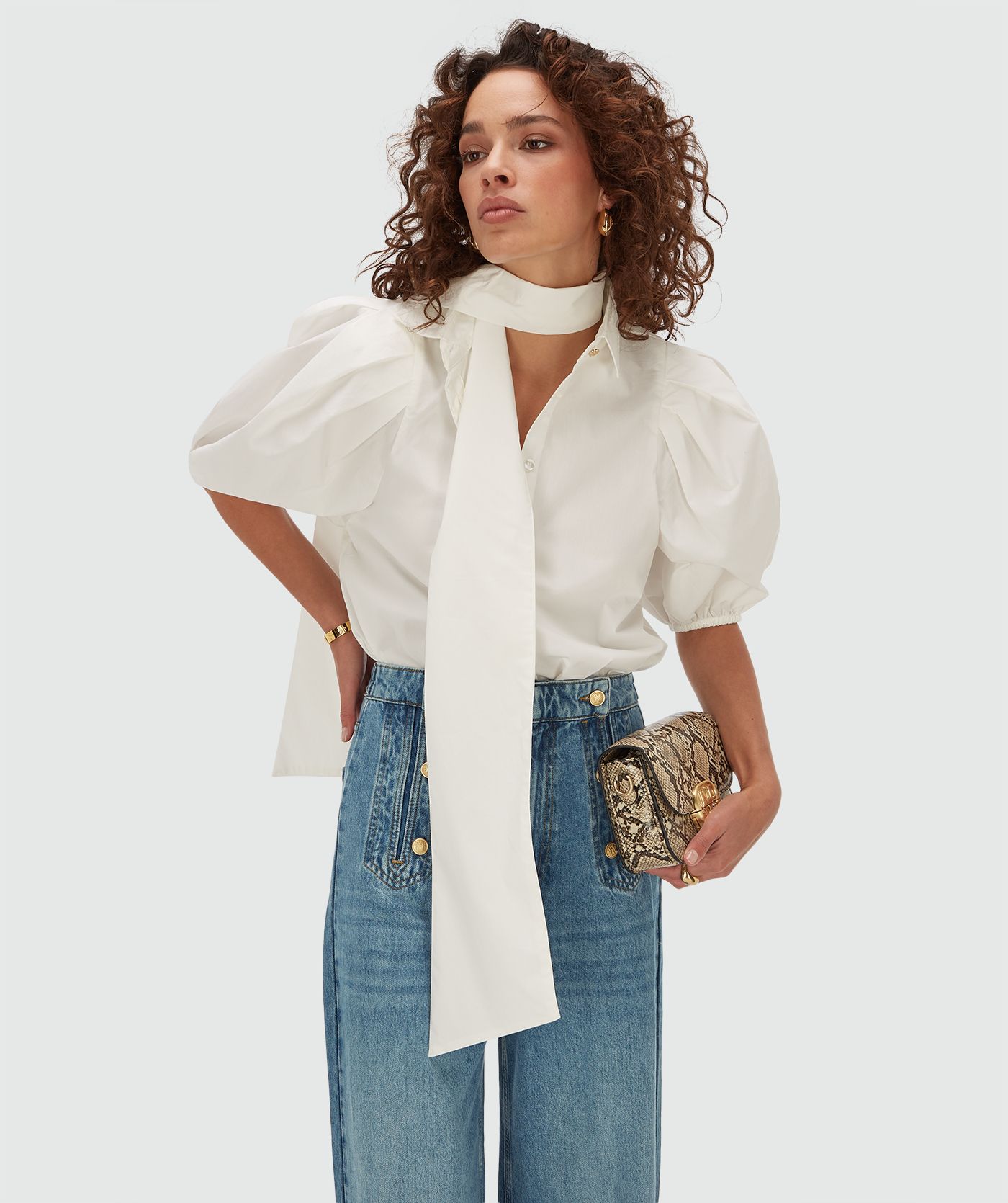 Model draagt een regular fit blouse in de kleur Off White