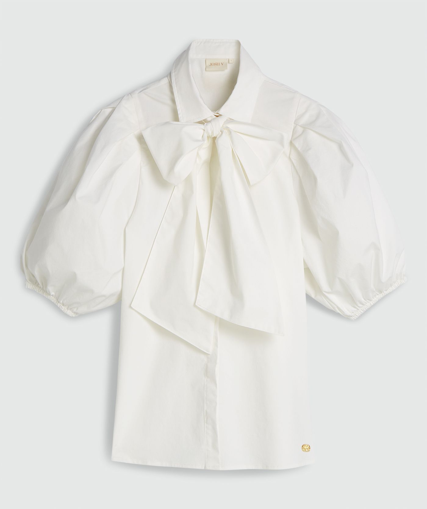 Een regular fit blouse in de kleur Off White, zonder model, weergegeven op een lichtgrijze achtergrond