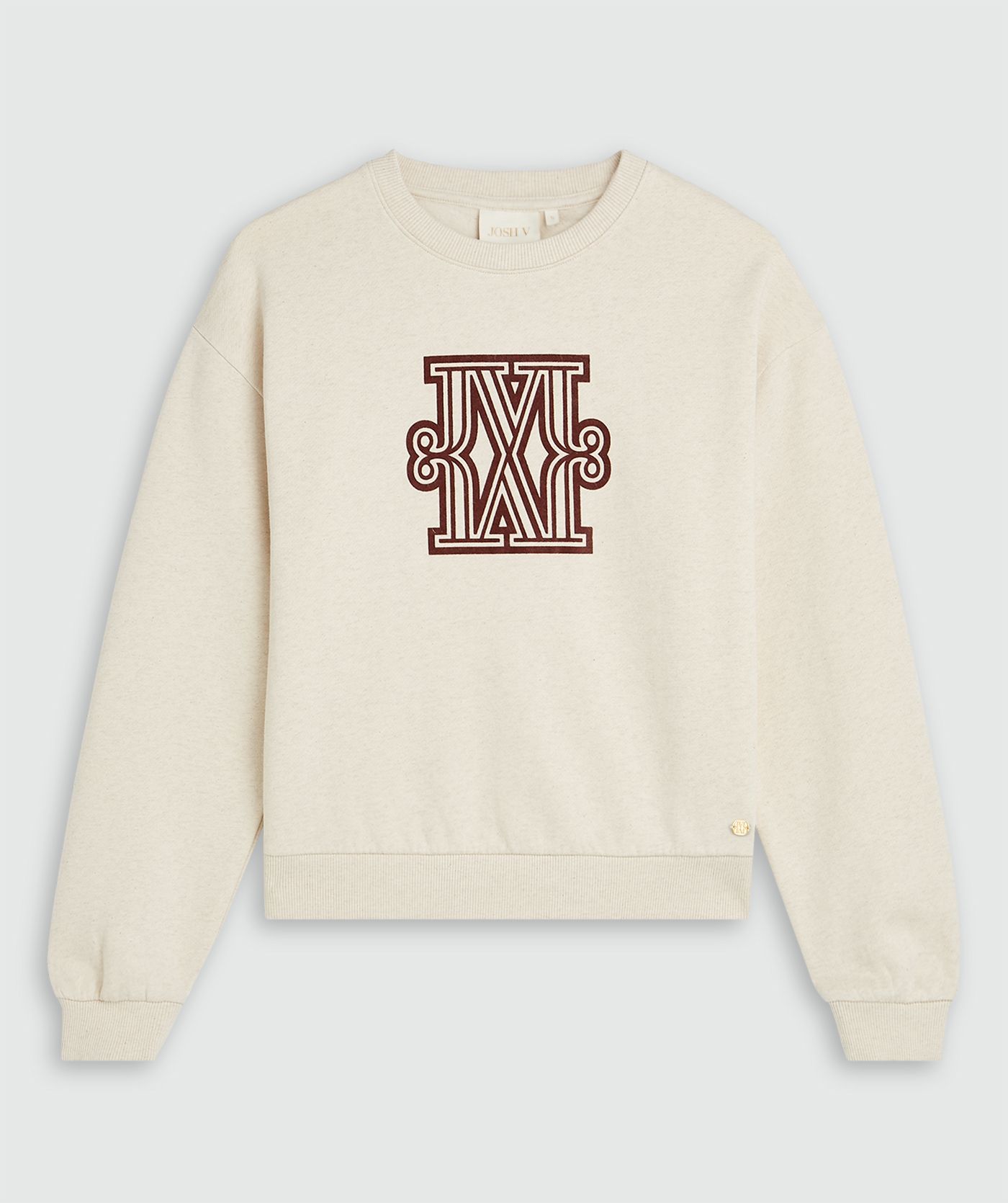 Beige sweater met een donkerrood JoSH V logo op de voorkant zonder model, weergegeven op een lichtgrijze achtergrond.