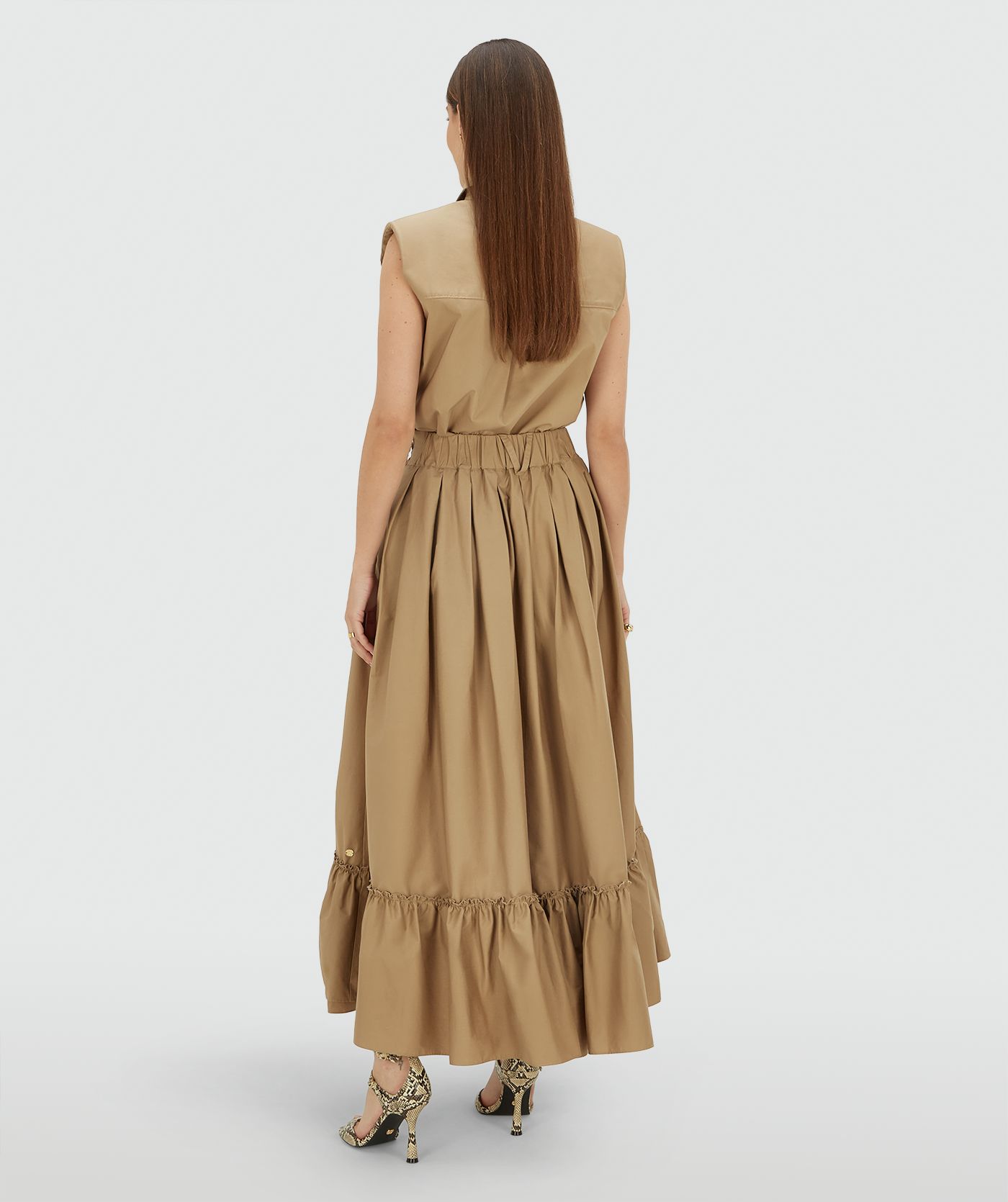Achteraanzicht van een model in een high waisted maxi rok in de kleur Light Khaki