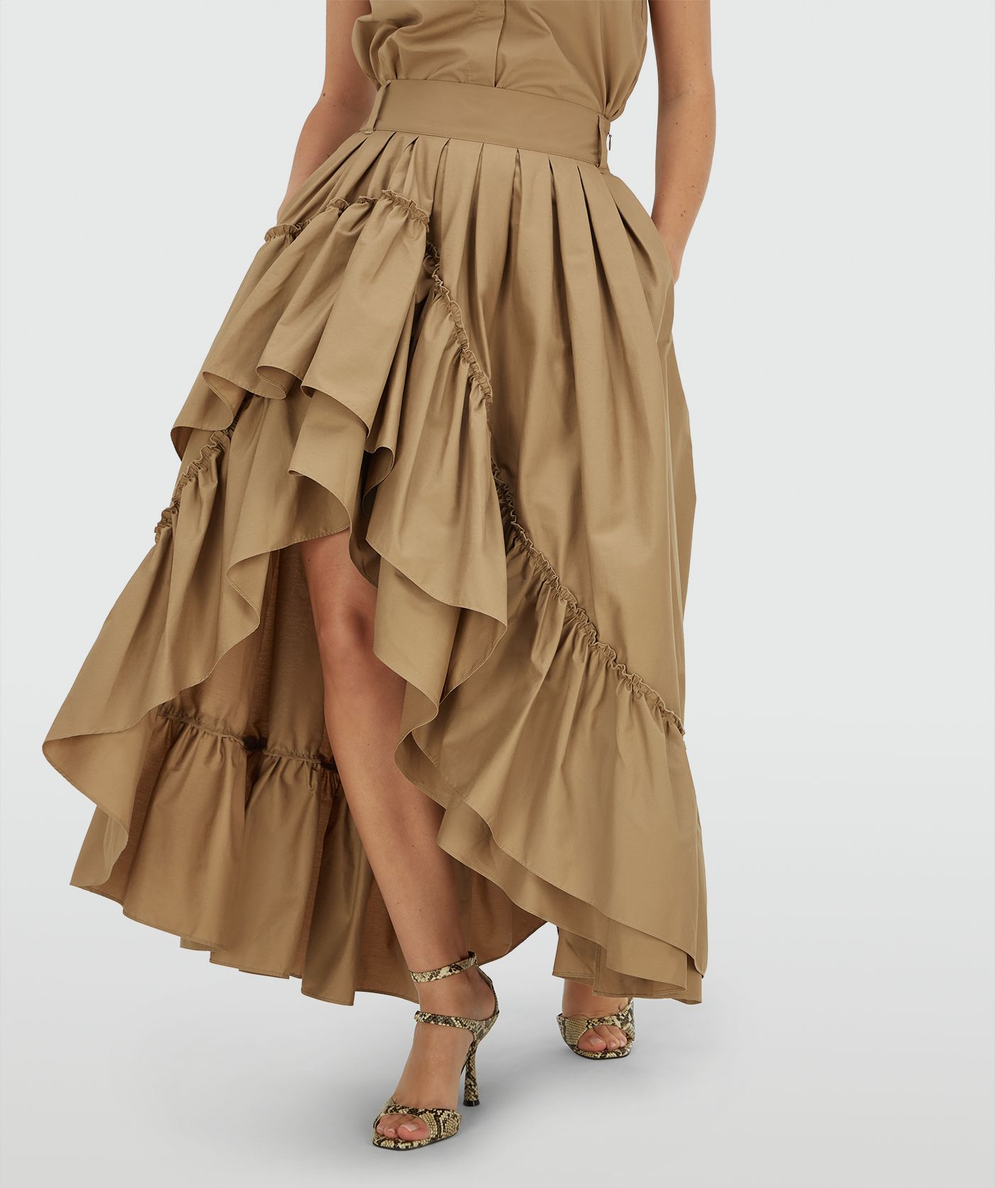 Model draagt een high waisted maxi rok in de kleur Light Khaki