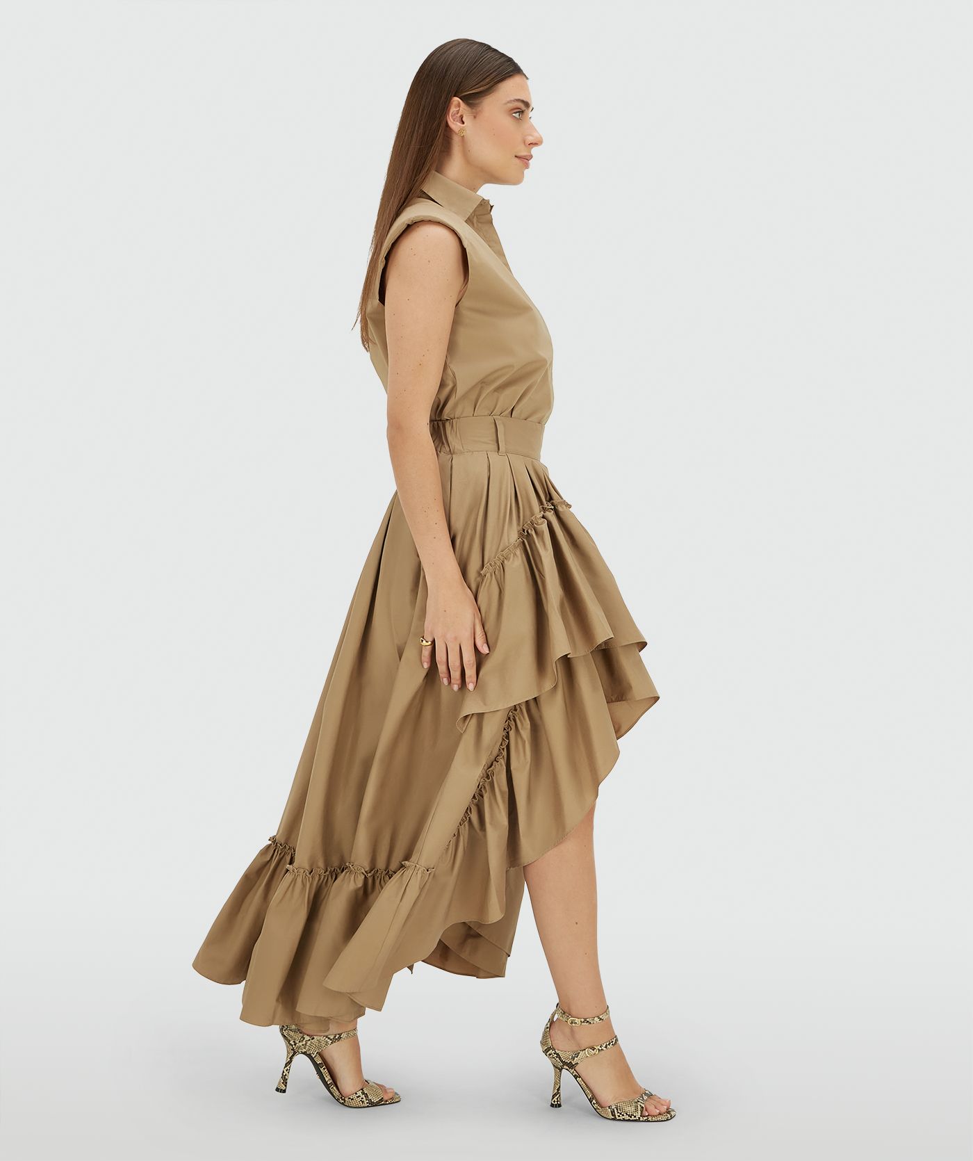 Zijaanzicht van een model in een high waisted maxi rok in de kleur Light Khaki