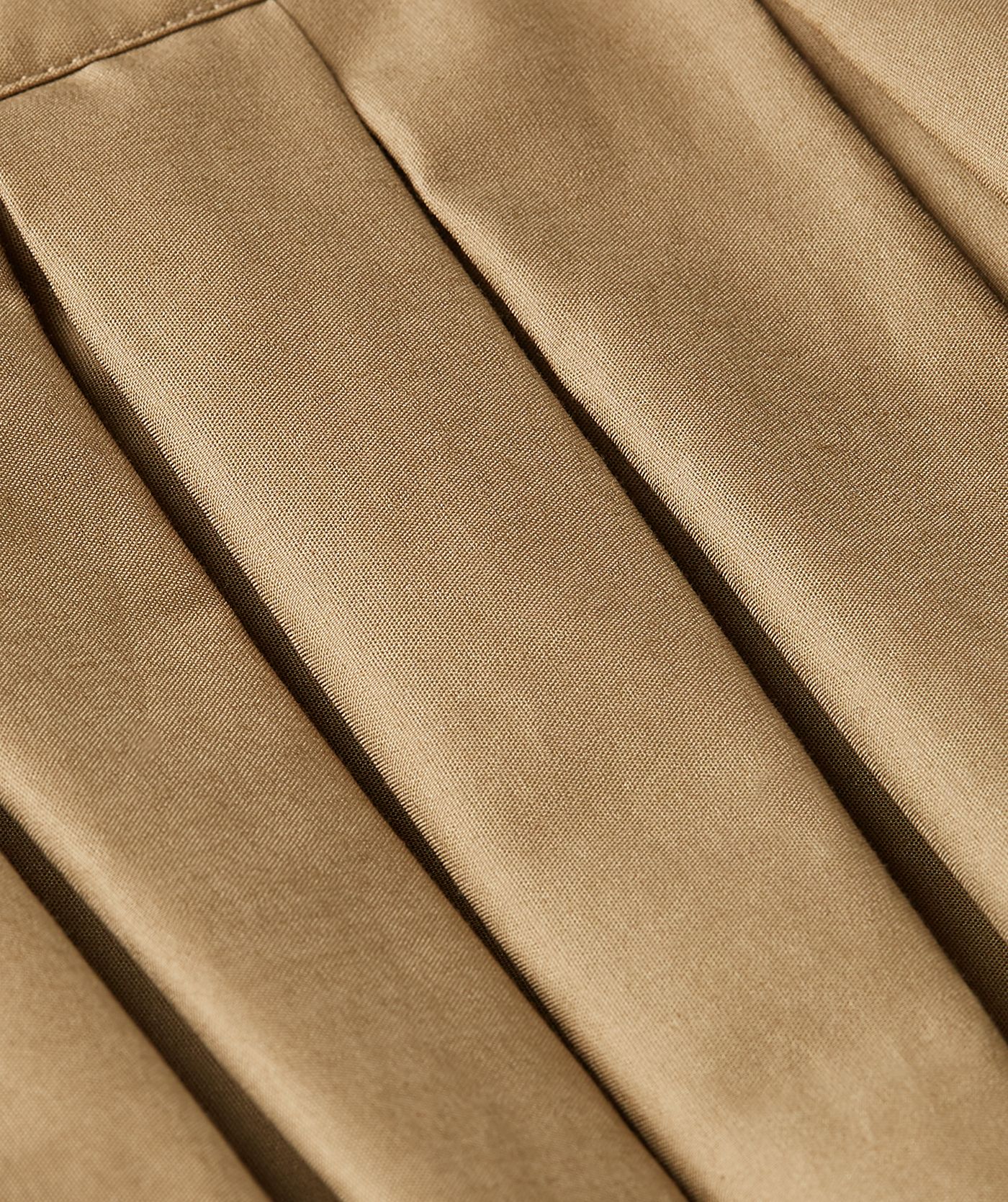 Close-up van een high waisted maxi rok in de kleur Light Khaki