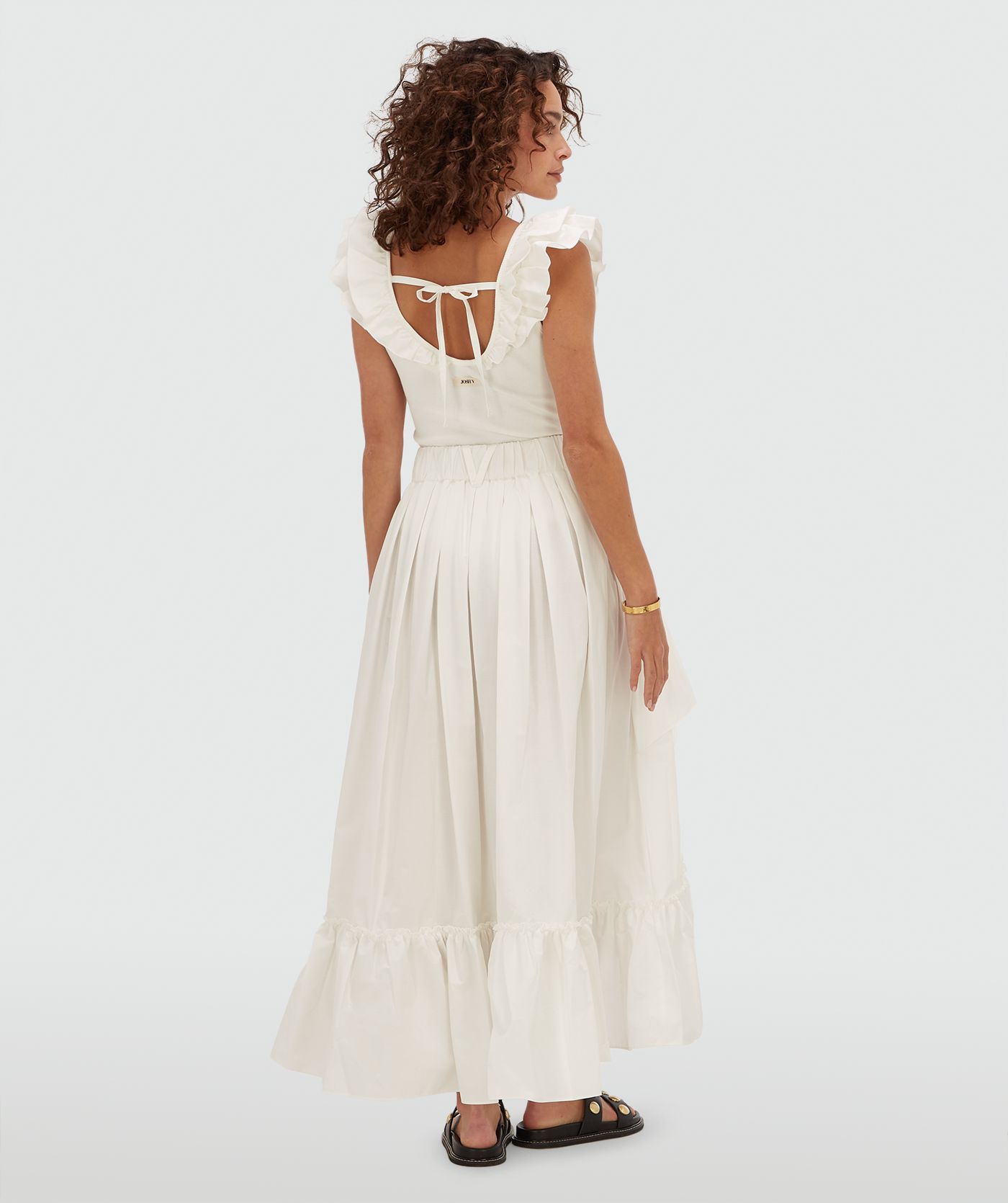 Achteraanzicht van een model in een high waisted maxi rok in de kleur Off White