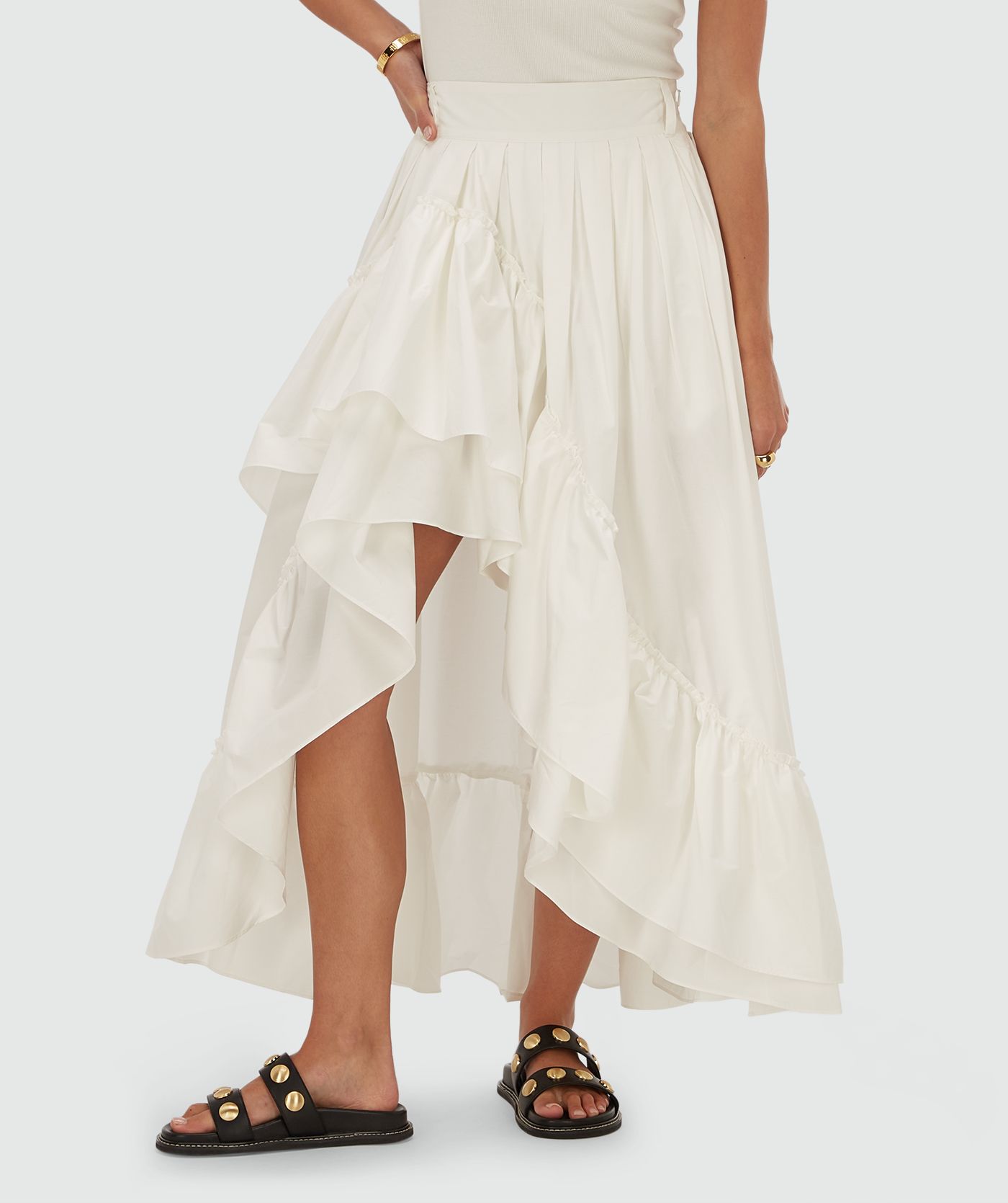 Model draagt een high waisted maxi rok in de kleur Off White