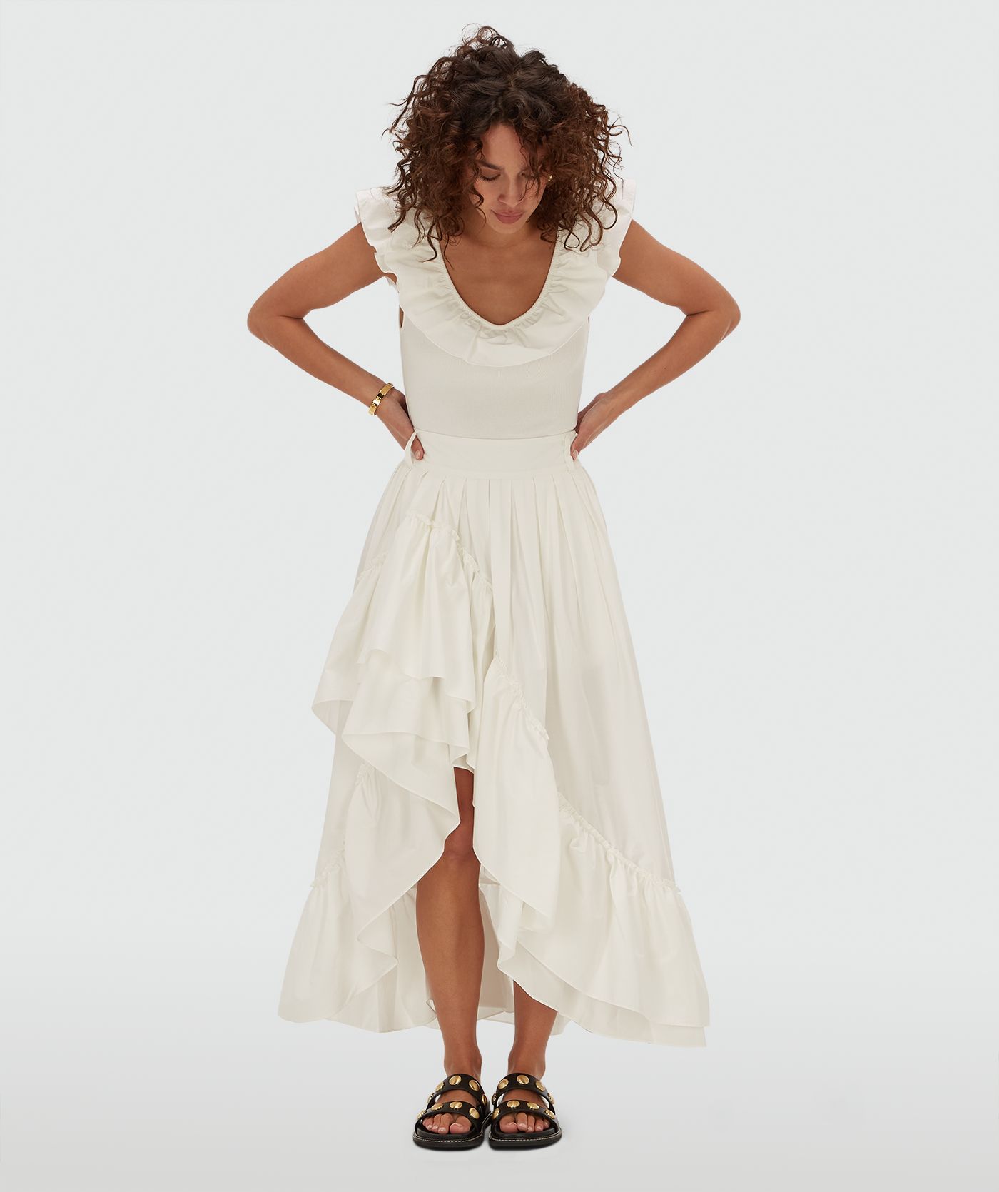 Model draagt een high waisted maxi rok in de kleur Off White
