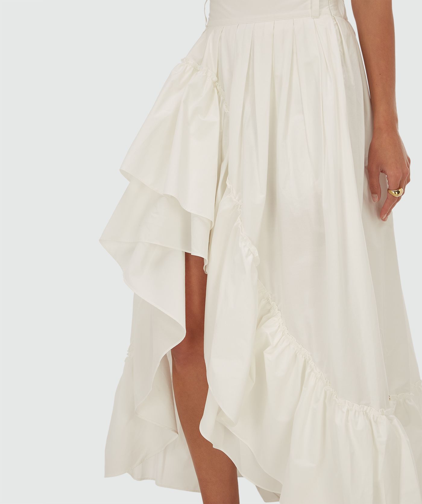Model draagt een high waisted maxi rok in de kleur Off White