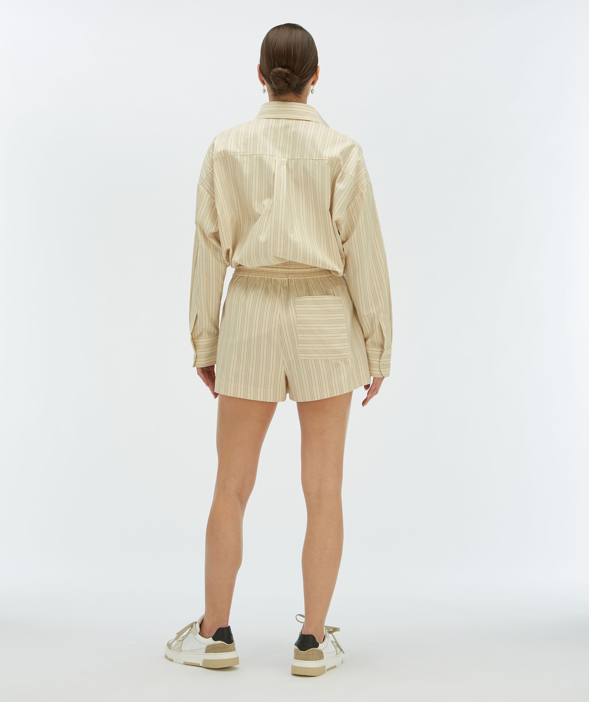 Achteraanzicht van een model in een regular fit short met steekzak aan de rechterkant - Josh V