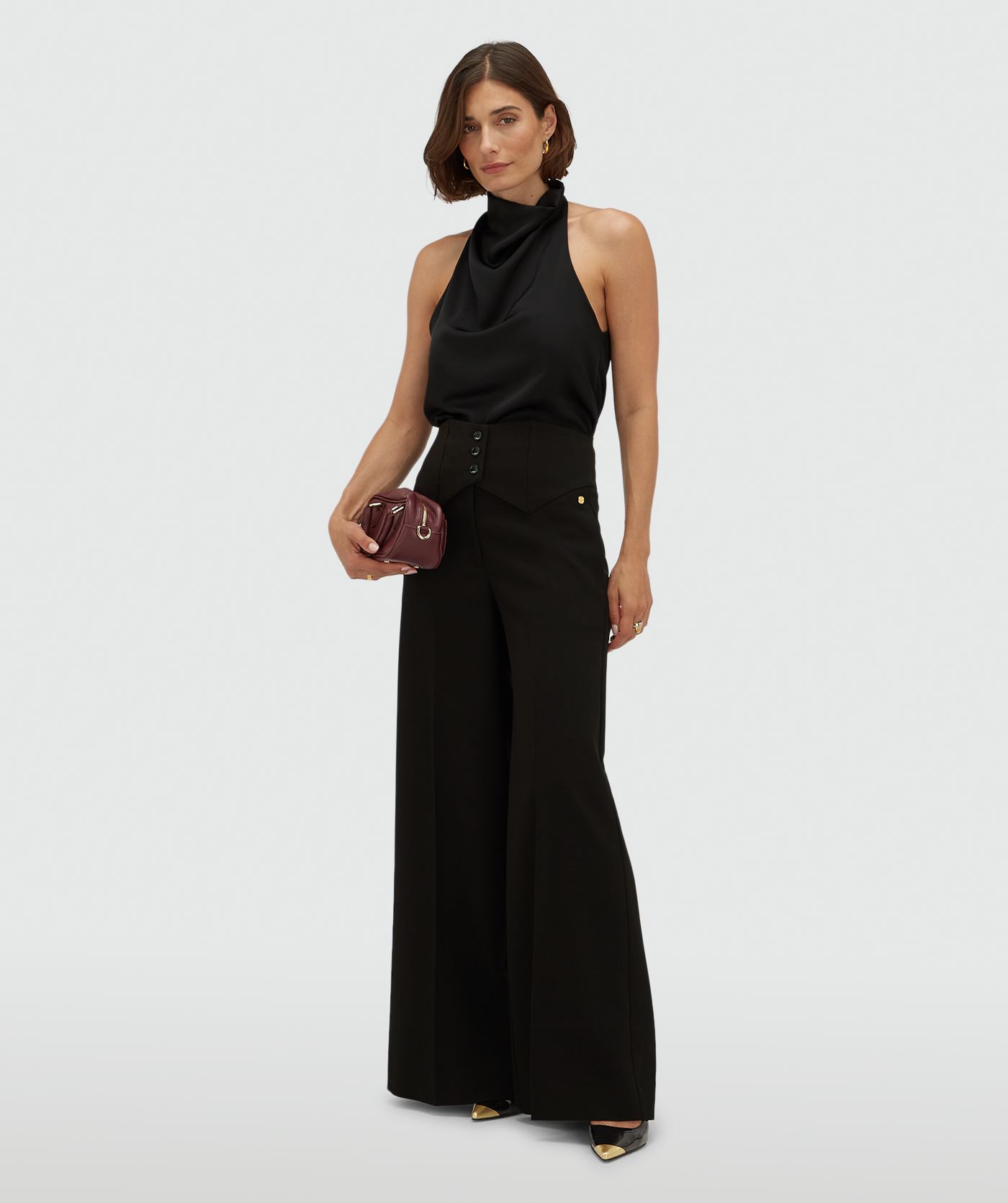 Model draagt een straight fit top in satijn look