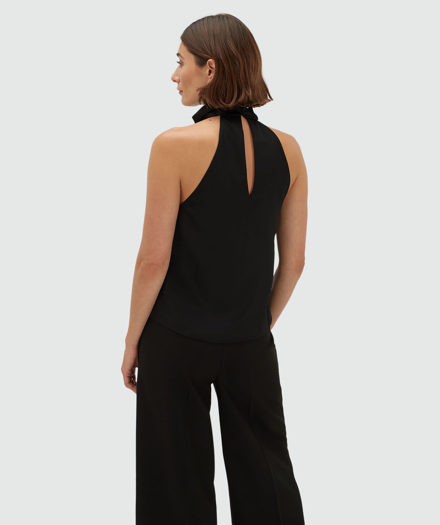 Achteraanzicht van een model in een straight fit top in satijn look