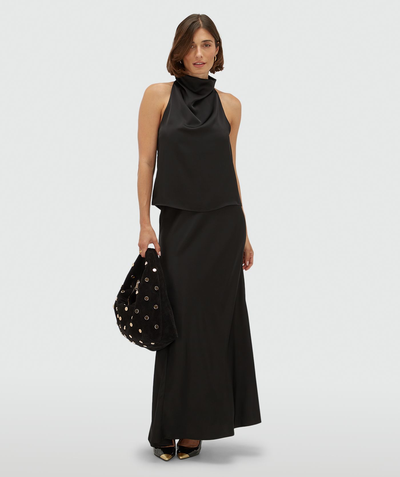 Model draagt een straight fit top in satijn look