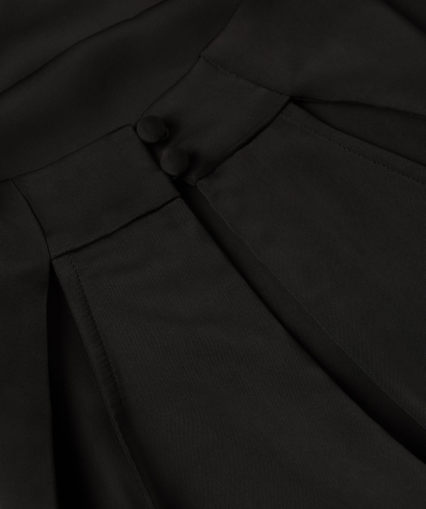 Close-up van een straight fit top in satijn look