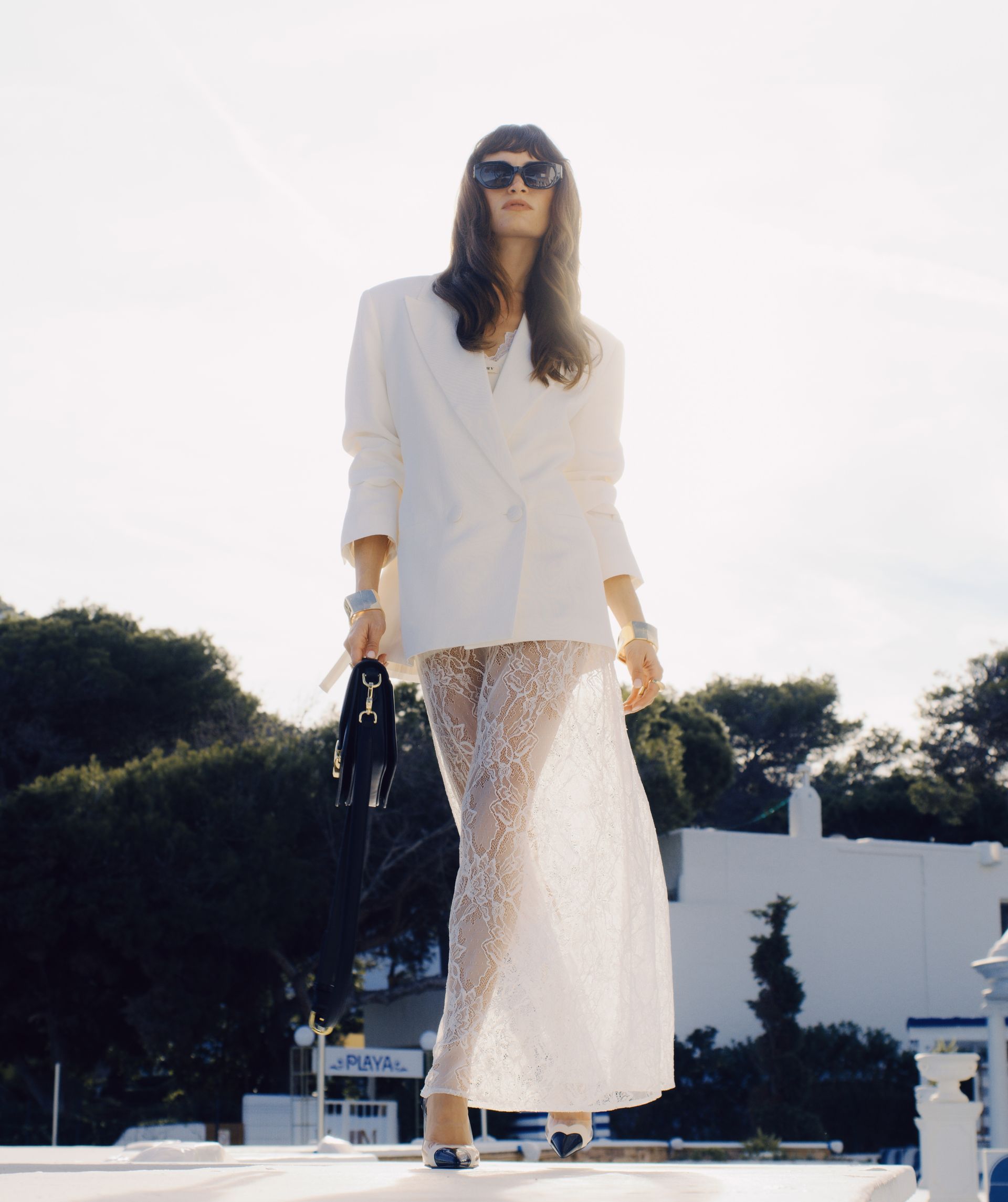 Model draagt een high waisted kanten rok in de kleur Crème Wit, met een jersey broekje eronder. In het midden van de elastische tailleband is het JOSH V-label zichtbaar