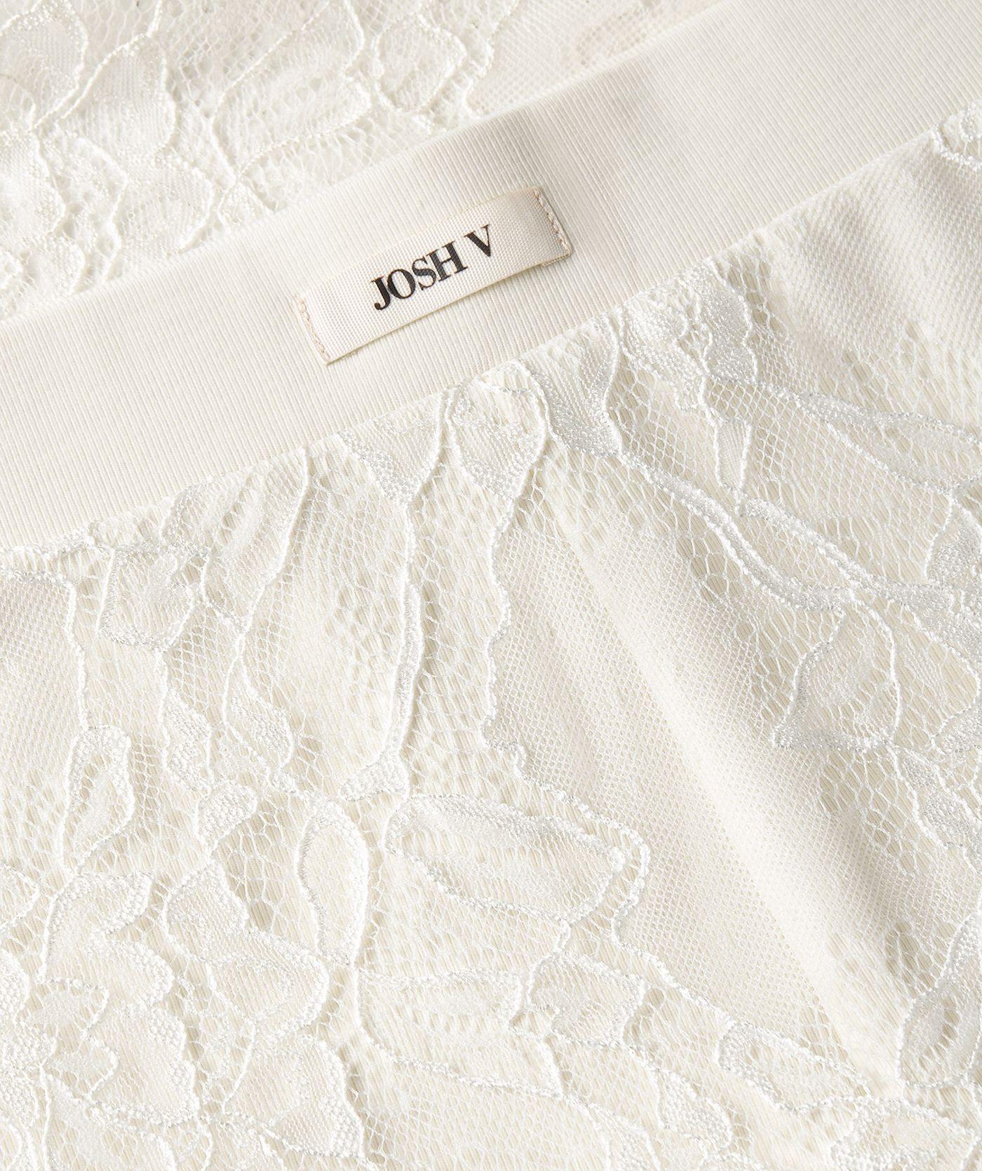 Close-up van de elastische tailleband van de kanten rok, waarin het JOSH V-label zichtbaar is
