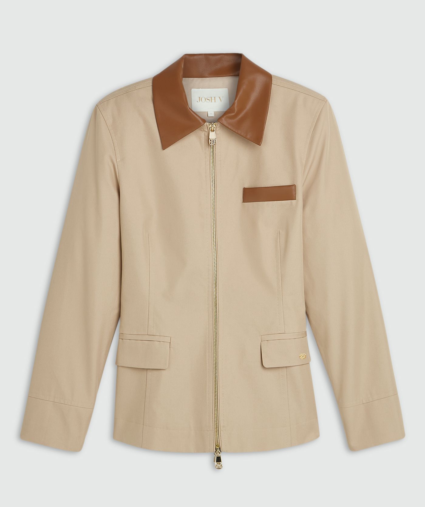 Beige jasje met rits en een leren kraag en een leren detail bij het borstzakje zonder model, weergegeven op een lichtgrijze achtergrond