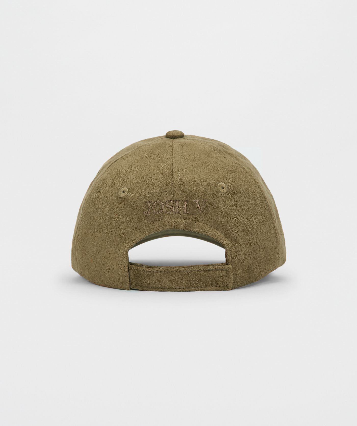 Achterkant van groende suede pet met JOSH V logo op de voorkant zonder model, weergegeven op een lichtgrijze achtergrond.
