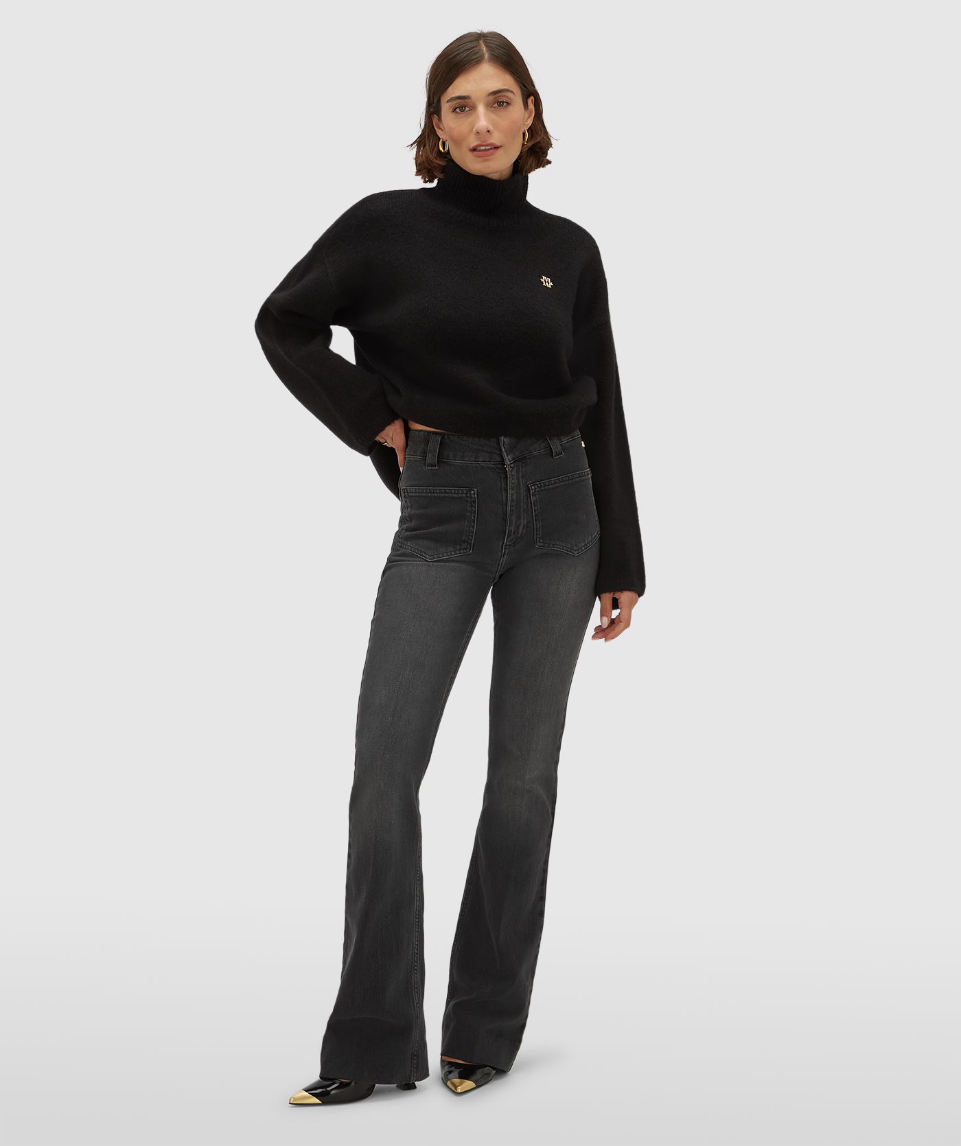 Model draagt een mid rise flared jeans