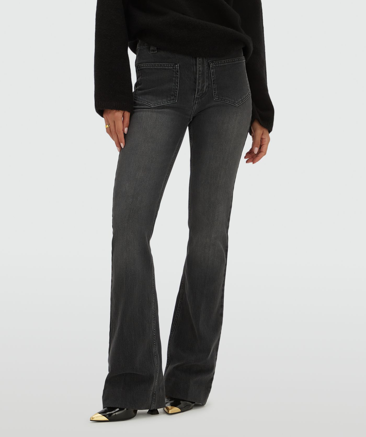 Model draagt een mid rise flared jeans