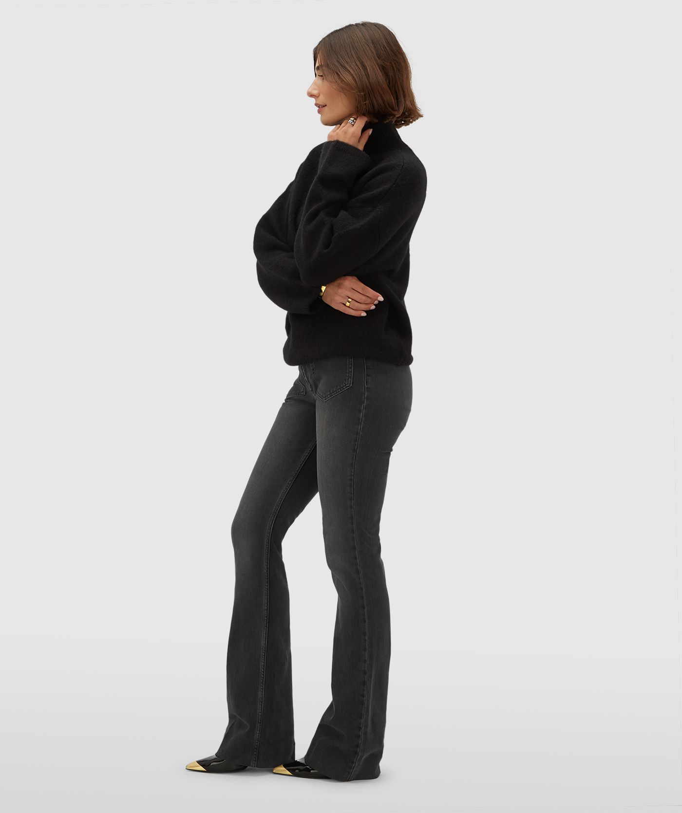 Zijaanzicht van een model in een mid rise flared jeans