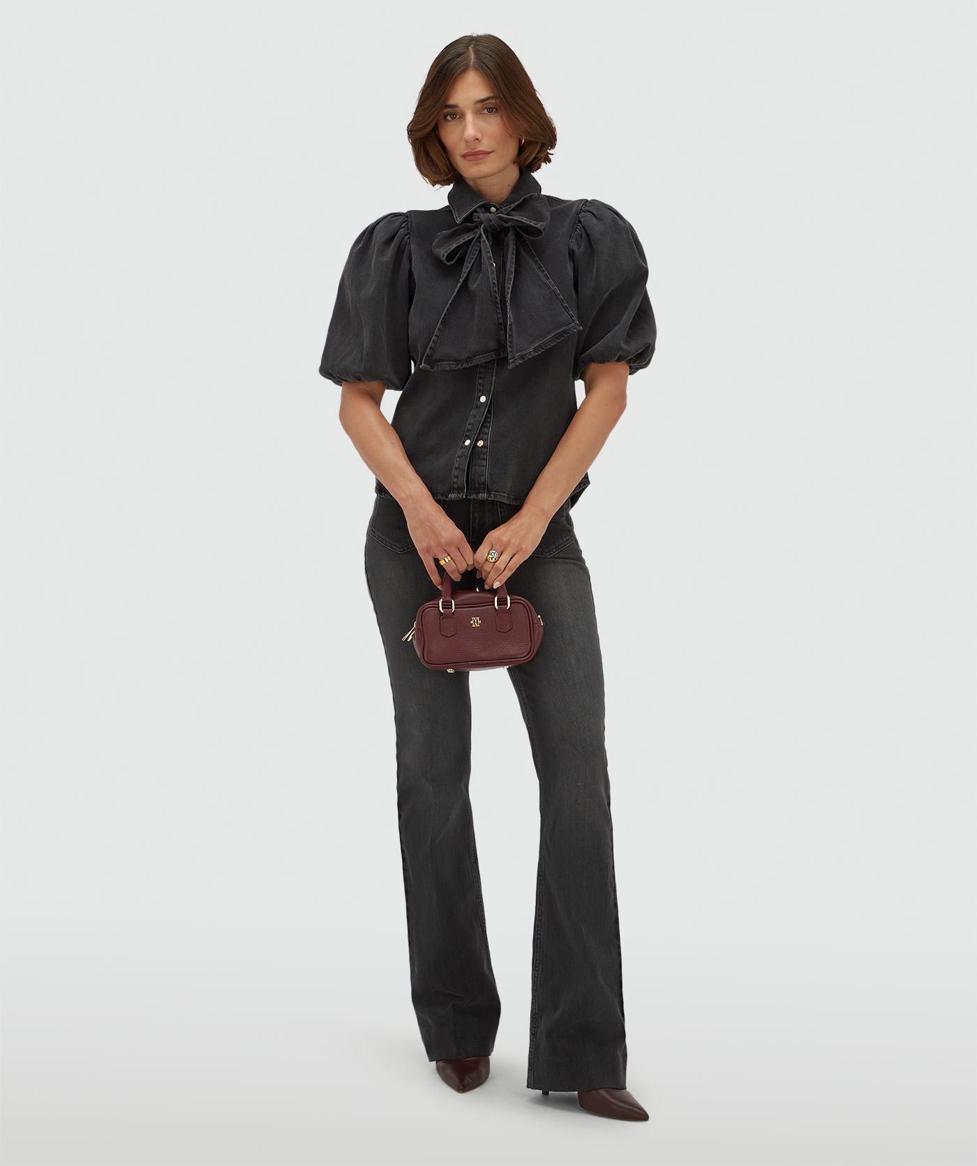 Model draagt een mid rise flared jeans