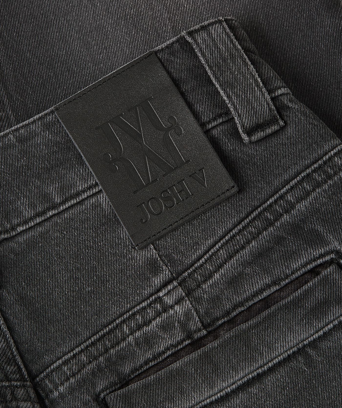 Close-up van een mid rise flared jeans