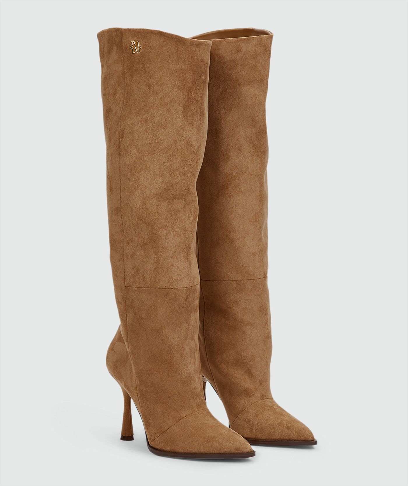 Bruine suede hoge laarzen zonder model, weergegeven op een lichtgrijze achtergrond.