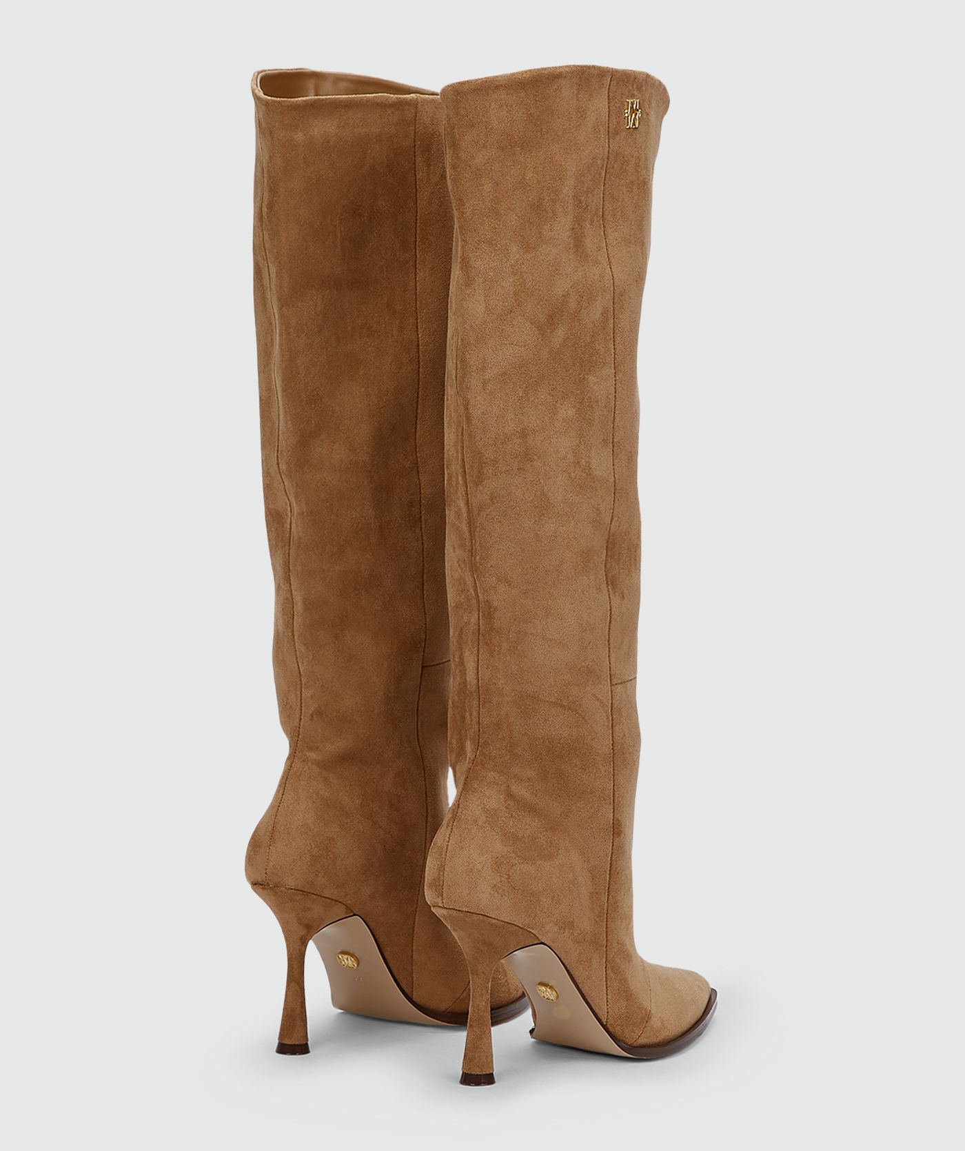 Achterkant van bruine suede hoge laarzen zonder model, weergegeven op een lichtgrijze achtergrond.