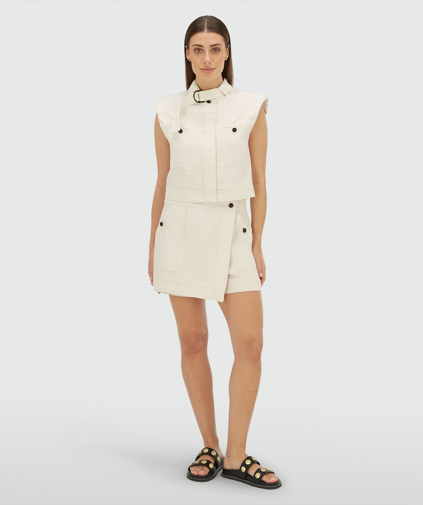 Model draagt een regular fit skort in de kleur Ecru