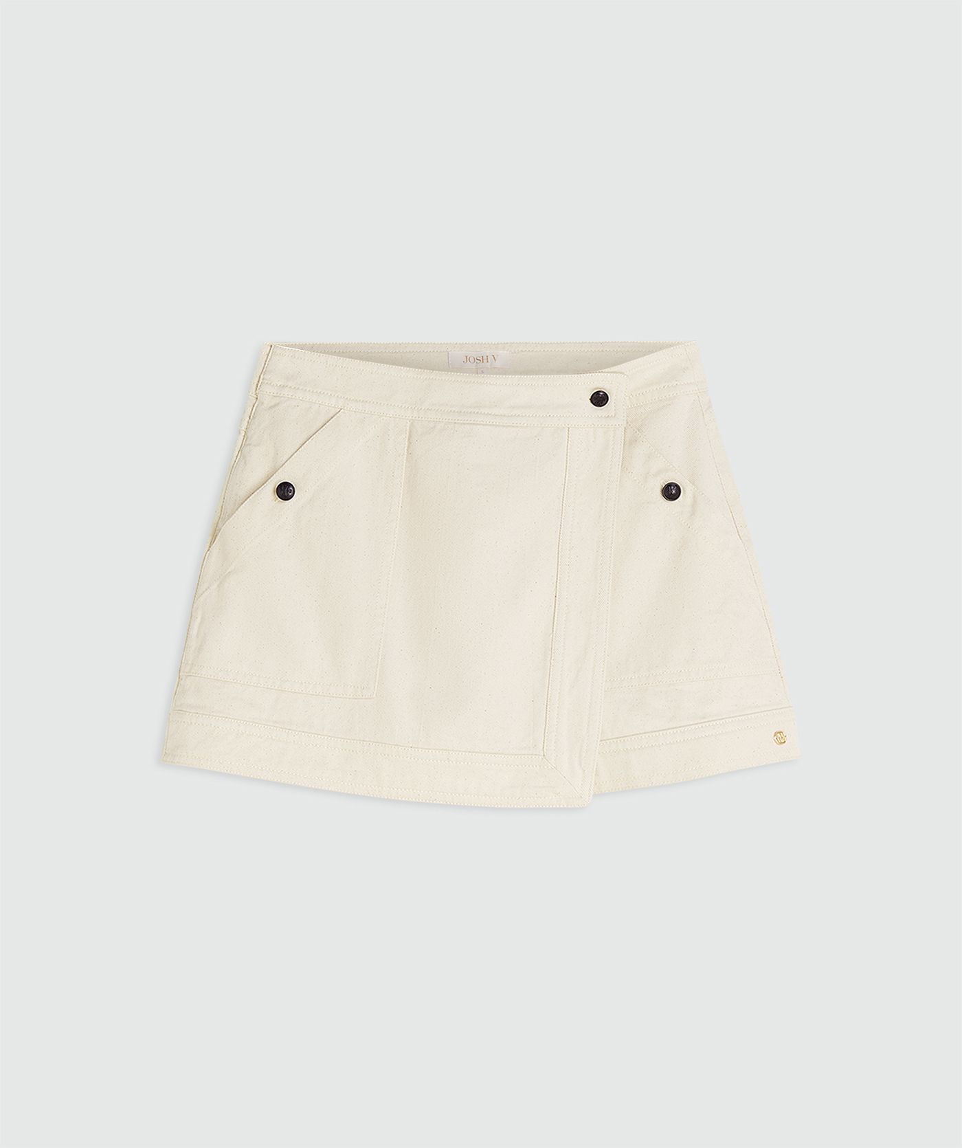 Een regular fit skort in de kleur Ecru zonder model, weergegeven op een lichtgrijze achtergrond