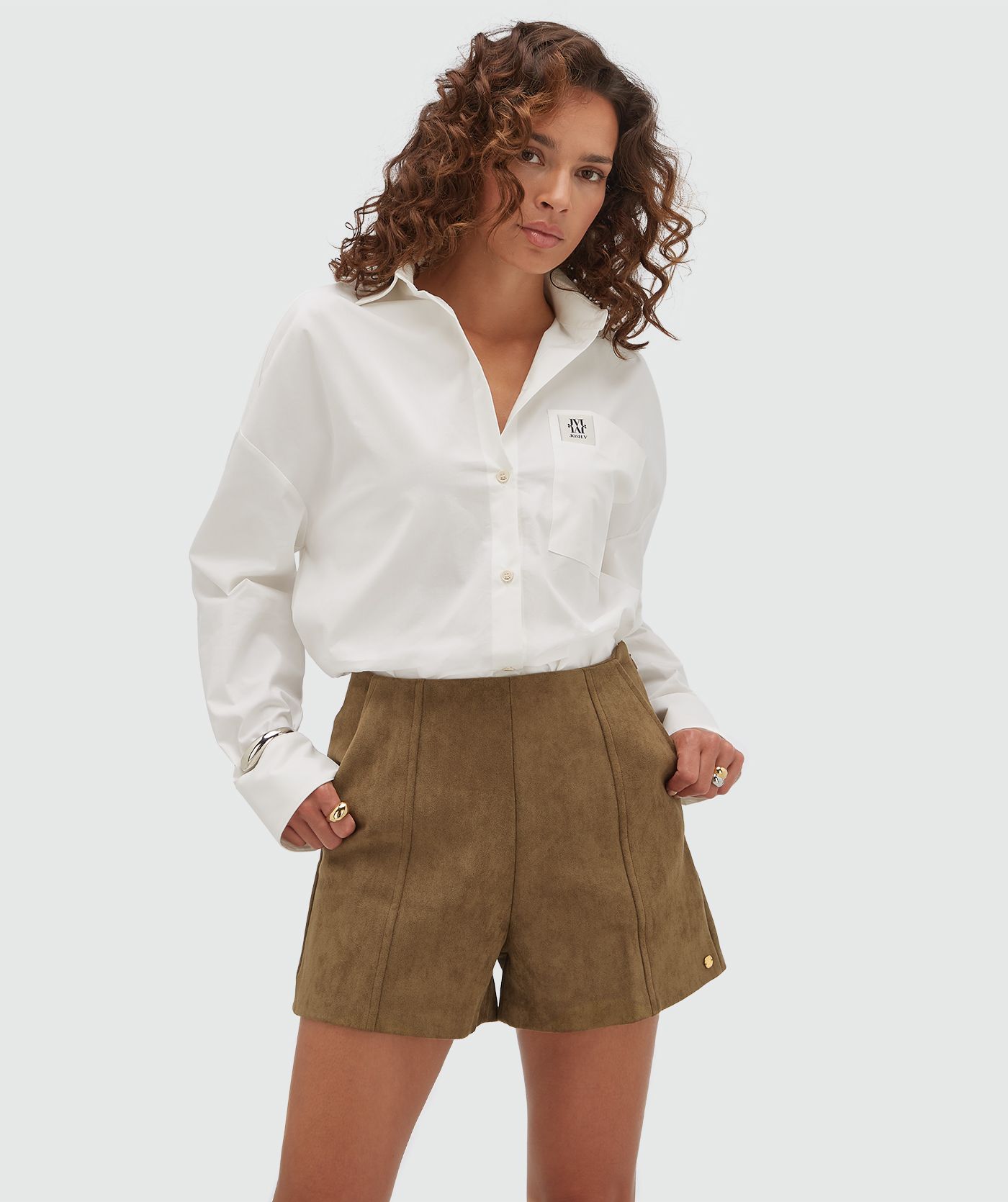 Model draagt een suede bruin kort broekje. 