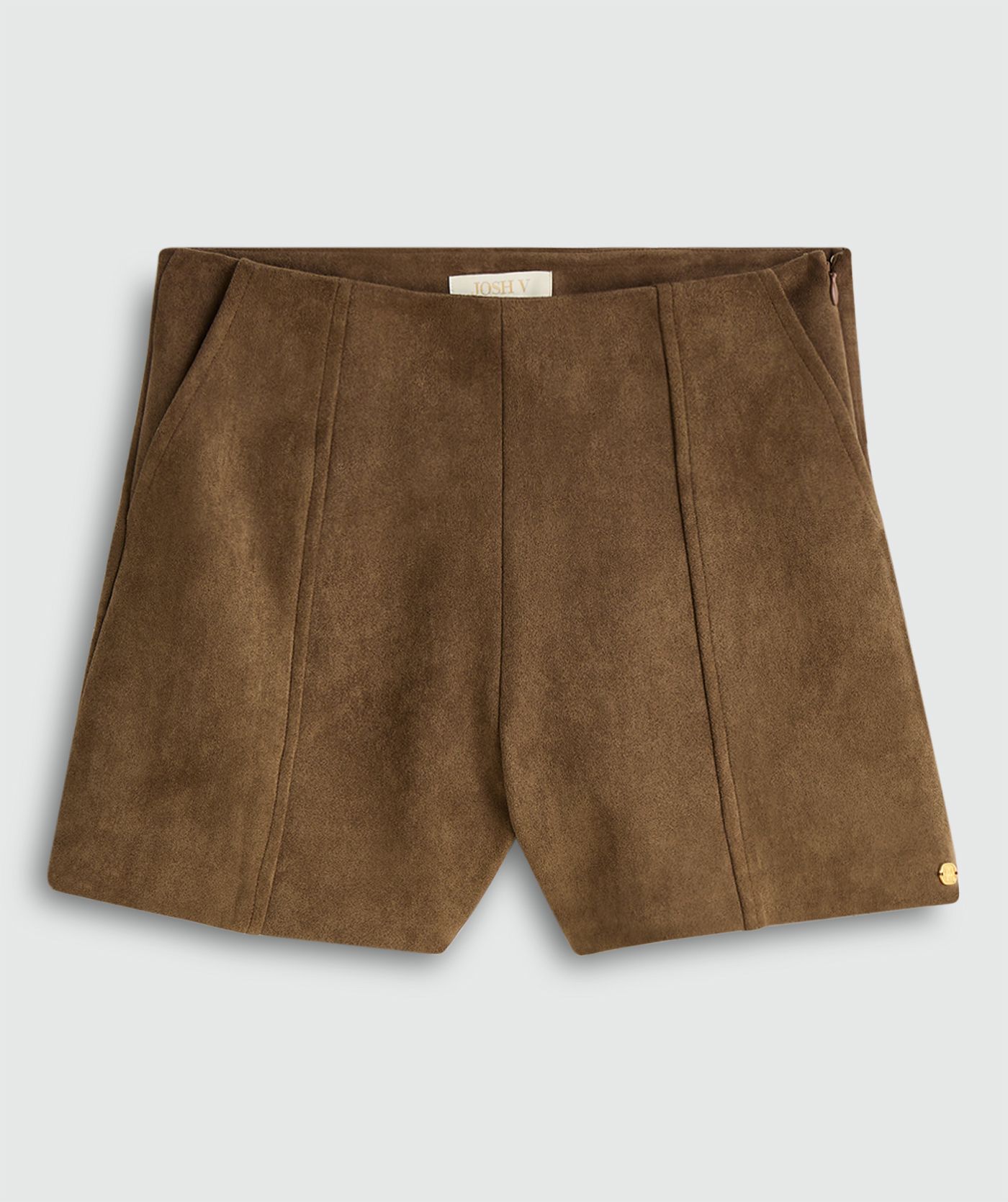 Donkerbruin suede kort broekje zonder model, weergegeven op een lichtgrijze achtergrond
