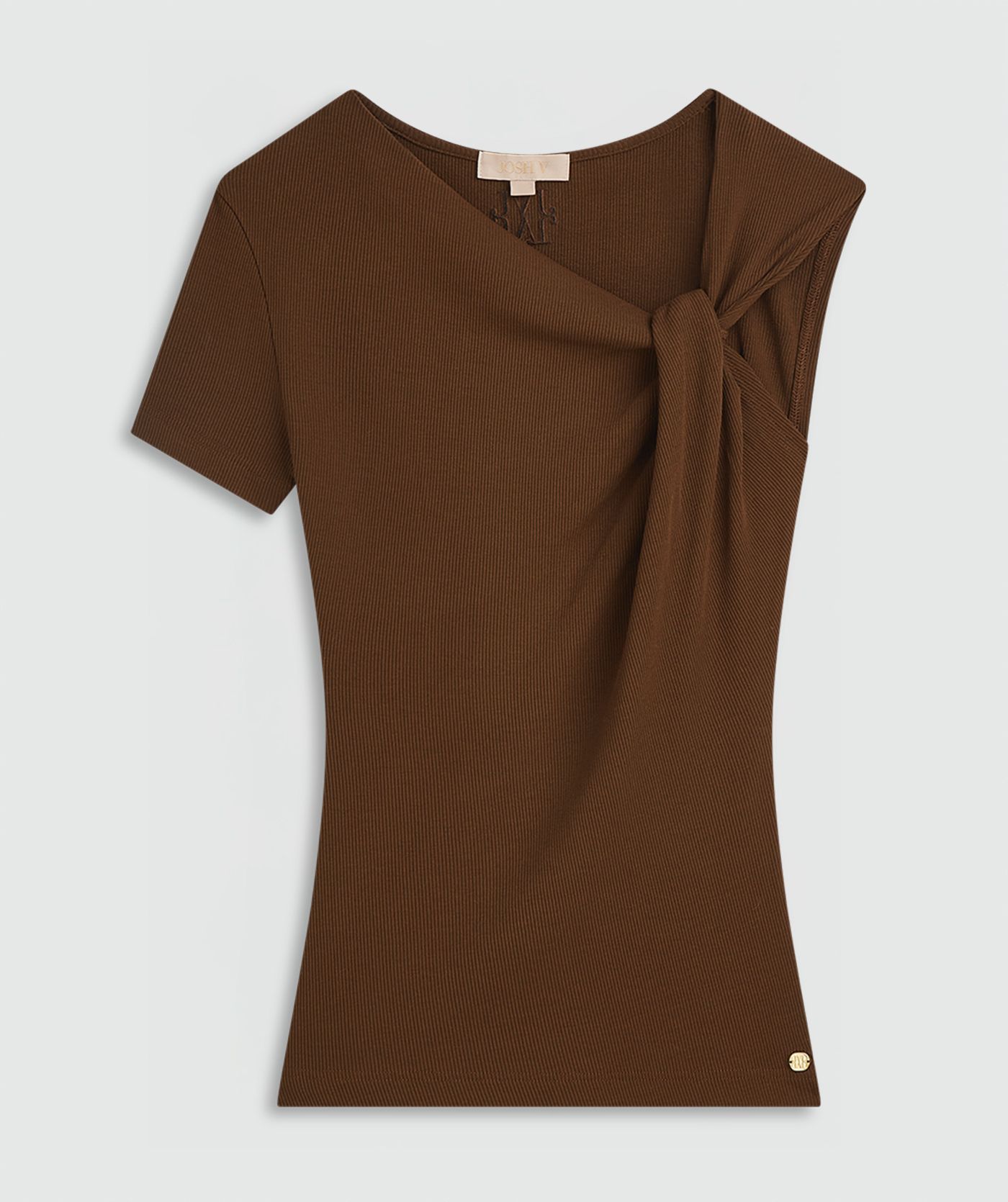 Bruine, asymmetrische top met korte mouw, schuin halsdetail en knoopdetail op de schouder zonder model, weergegeven op een lichtgrijze achtergrond