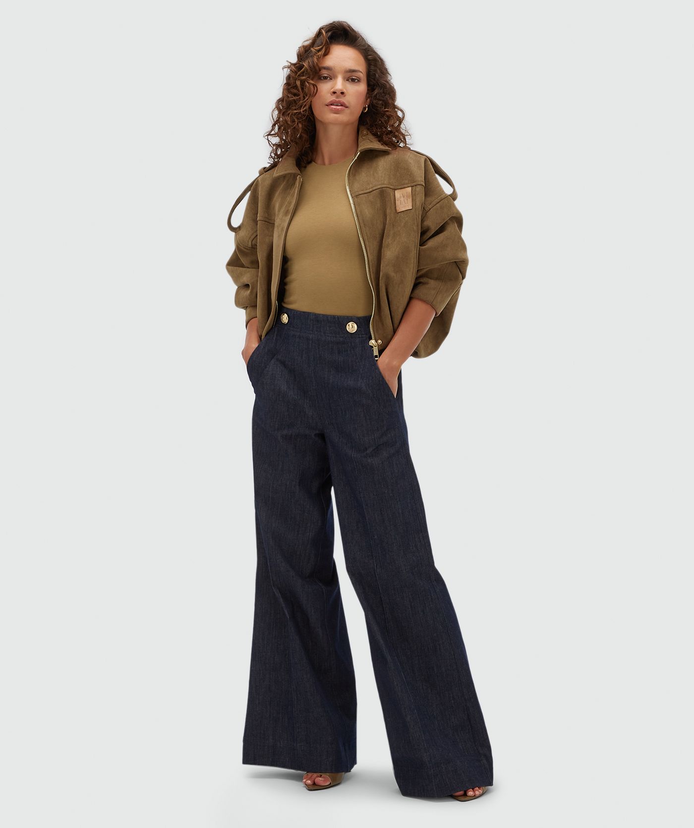 Model draagt een suede look jasje in de kleur Khaki.
