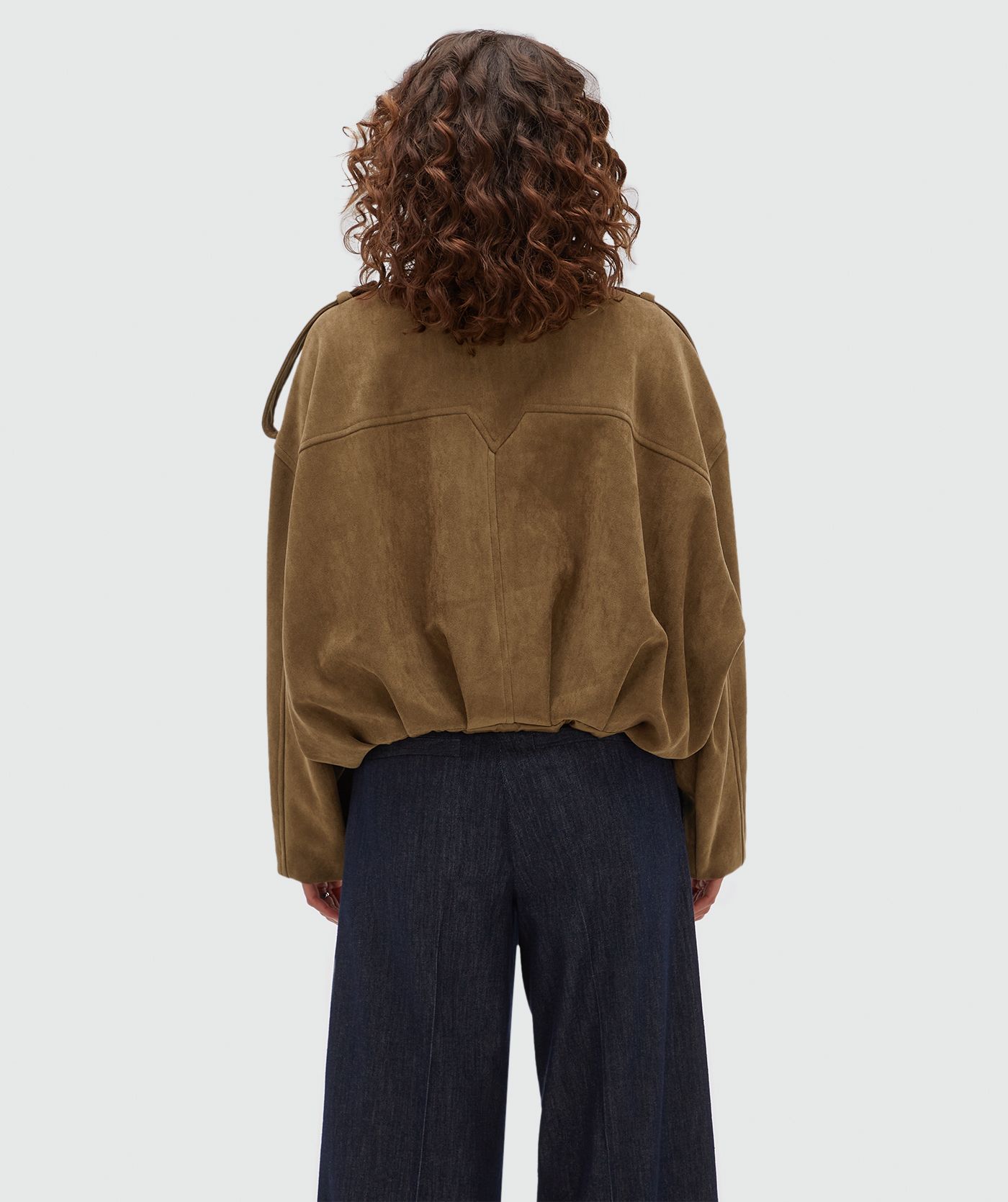Achteraanzicht van een model in een suede look jasje.