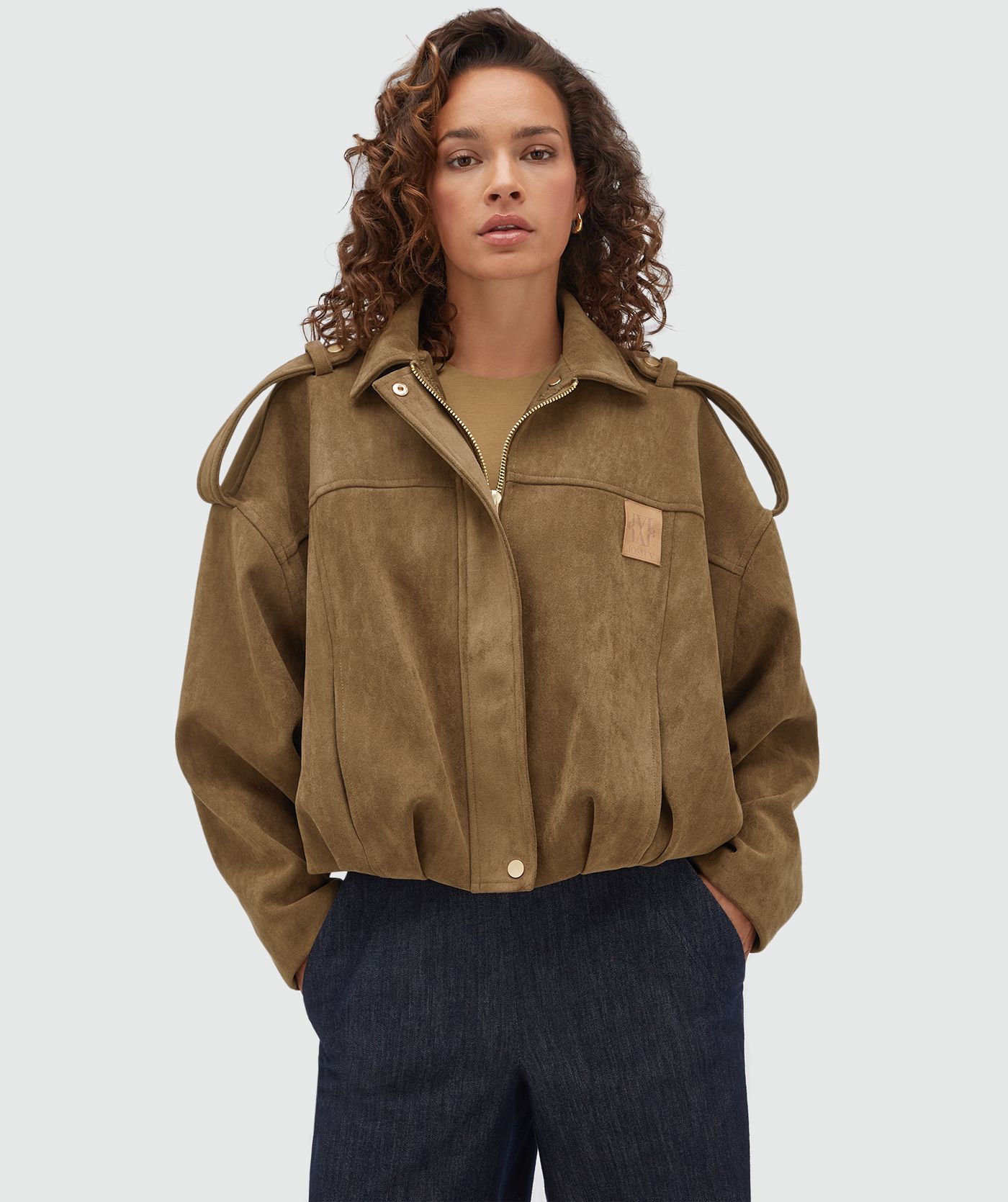 Model draagt een suede look jasje in de kleur Khaki.
