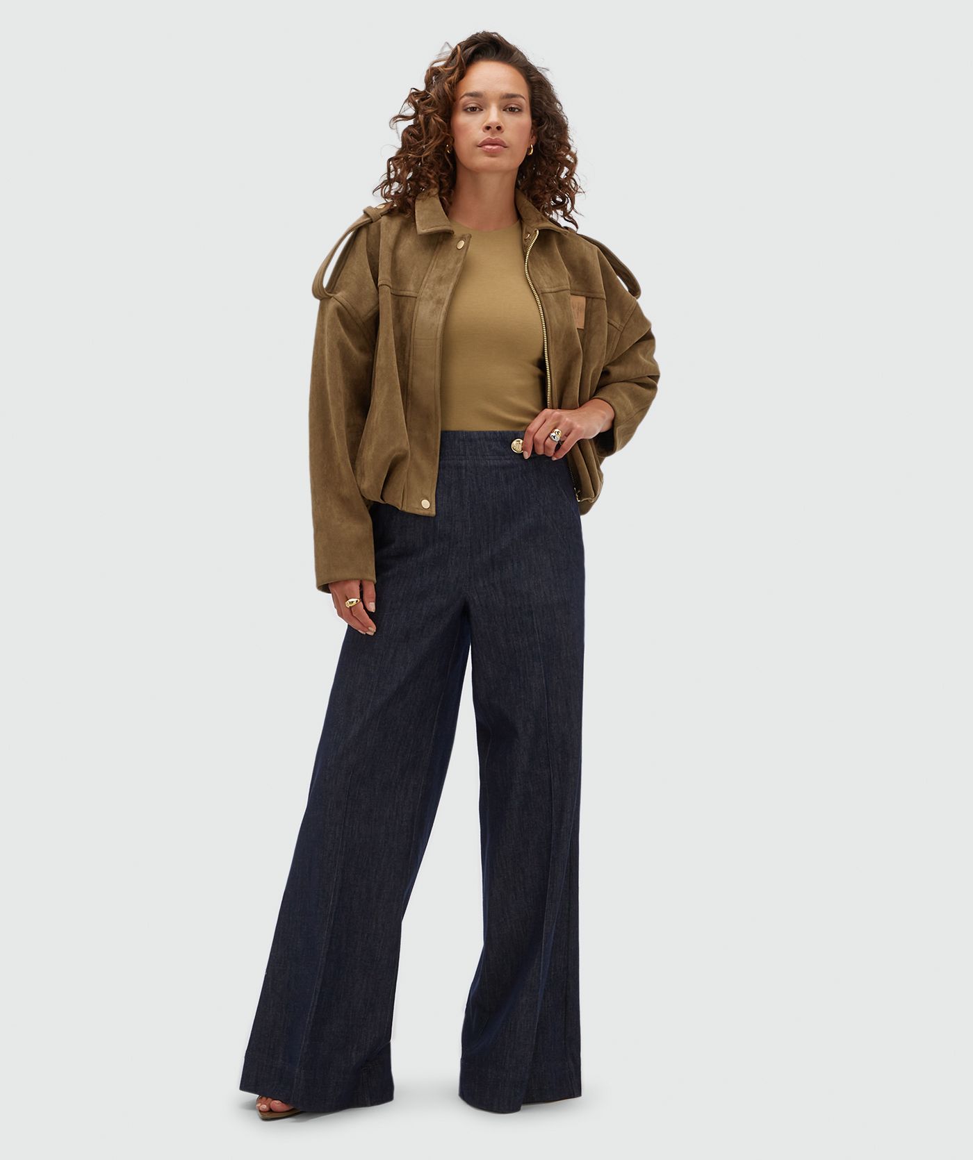 Model draagt een suede look jasje in de kleur Khaki.