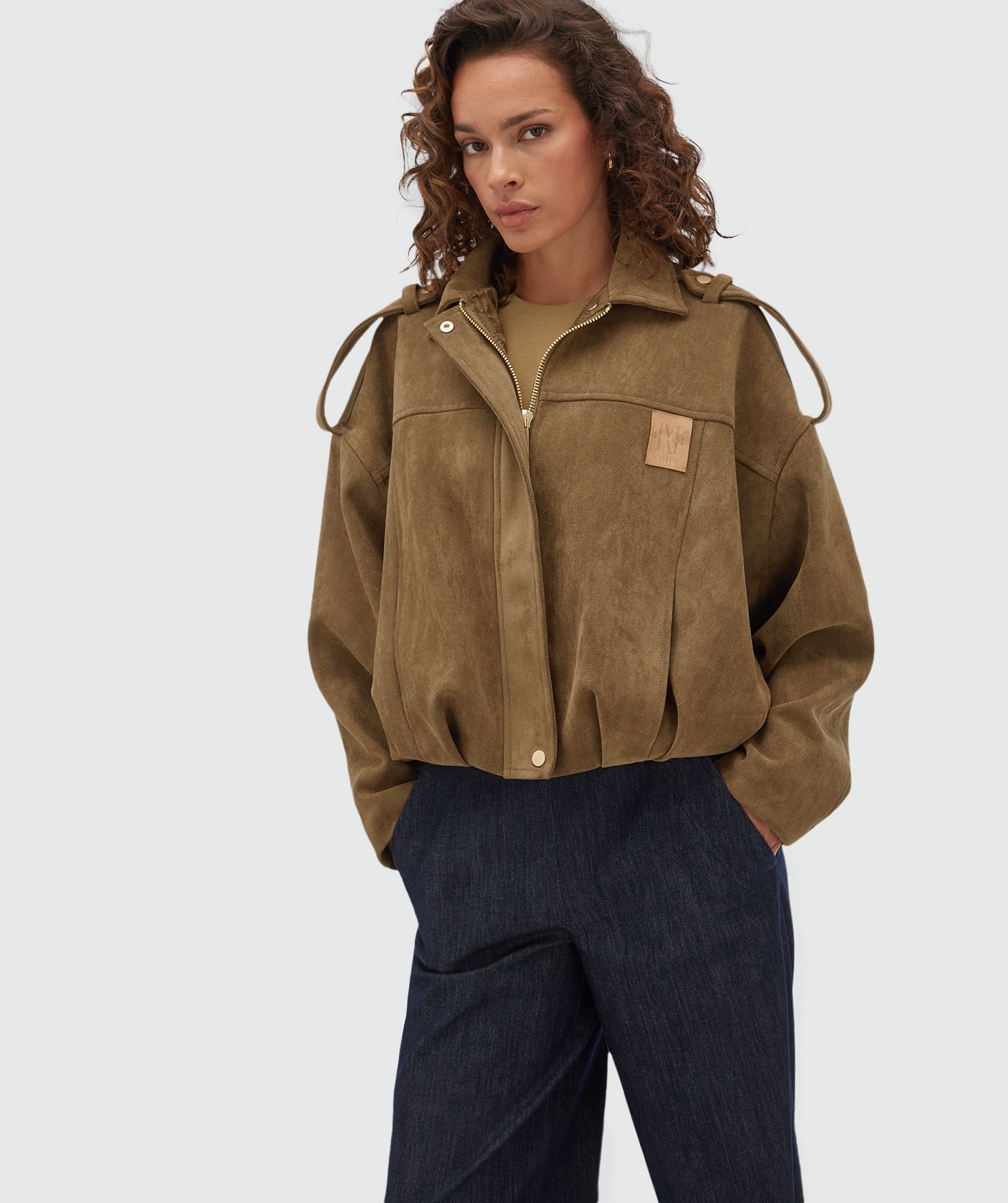 Model draagt een suede look jasje in de kleur Khaki.