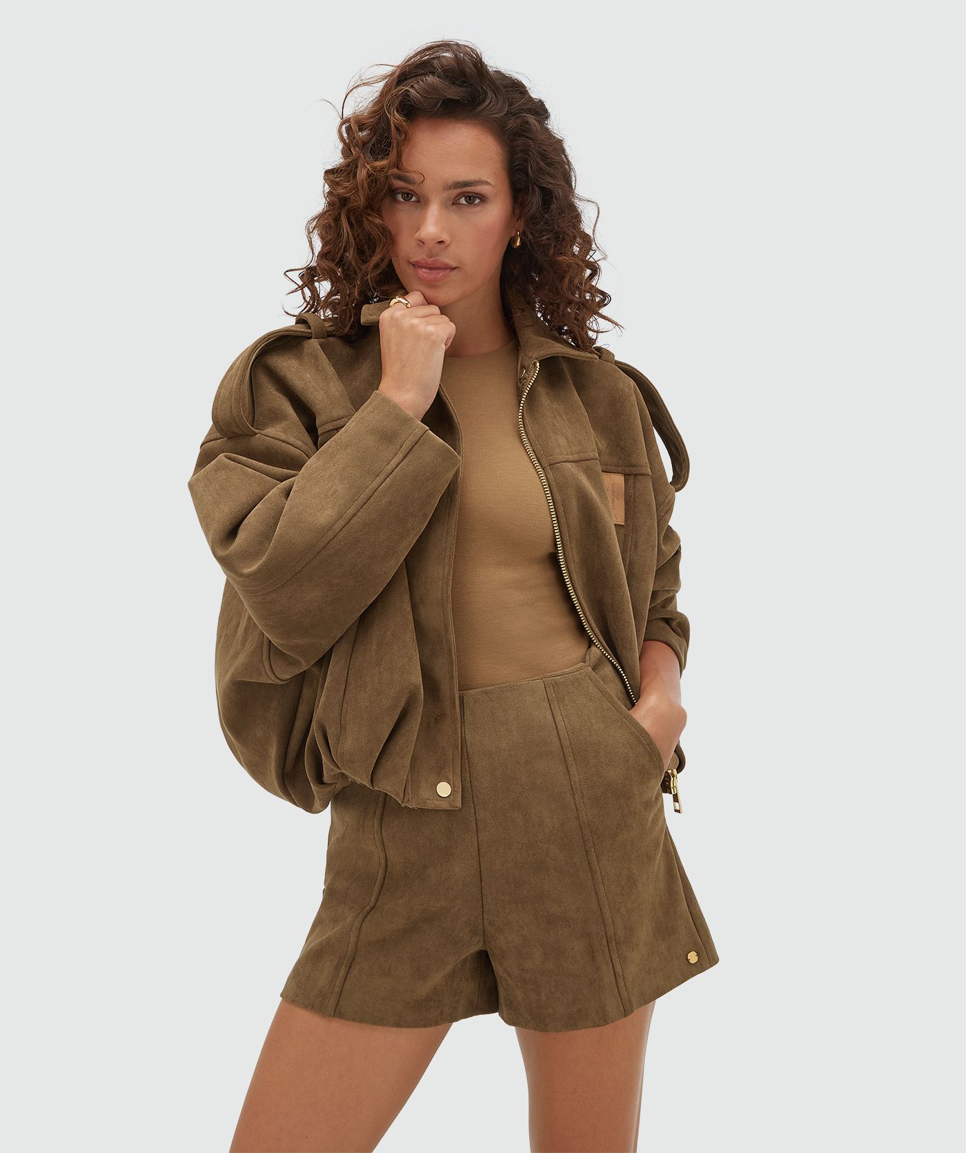 Model draagt een suede look jasje in de kleur Khaki.