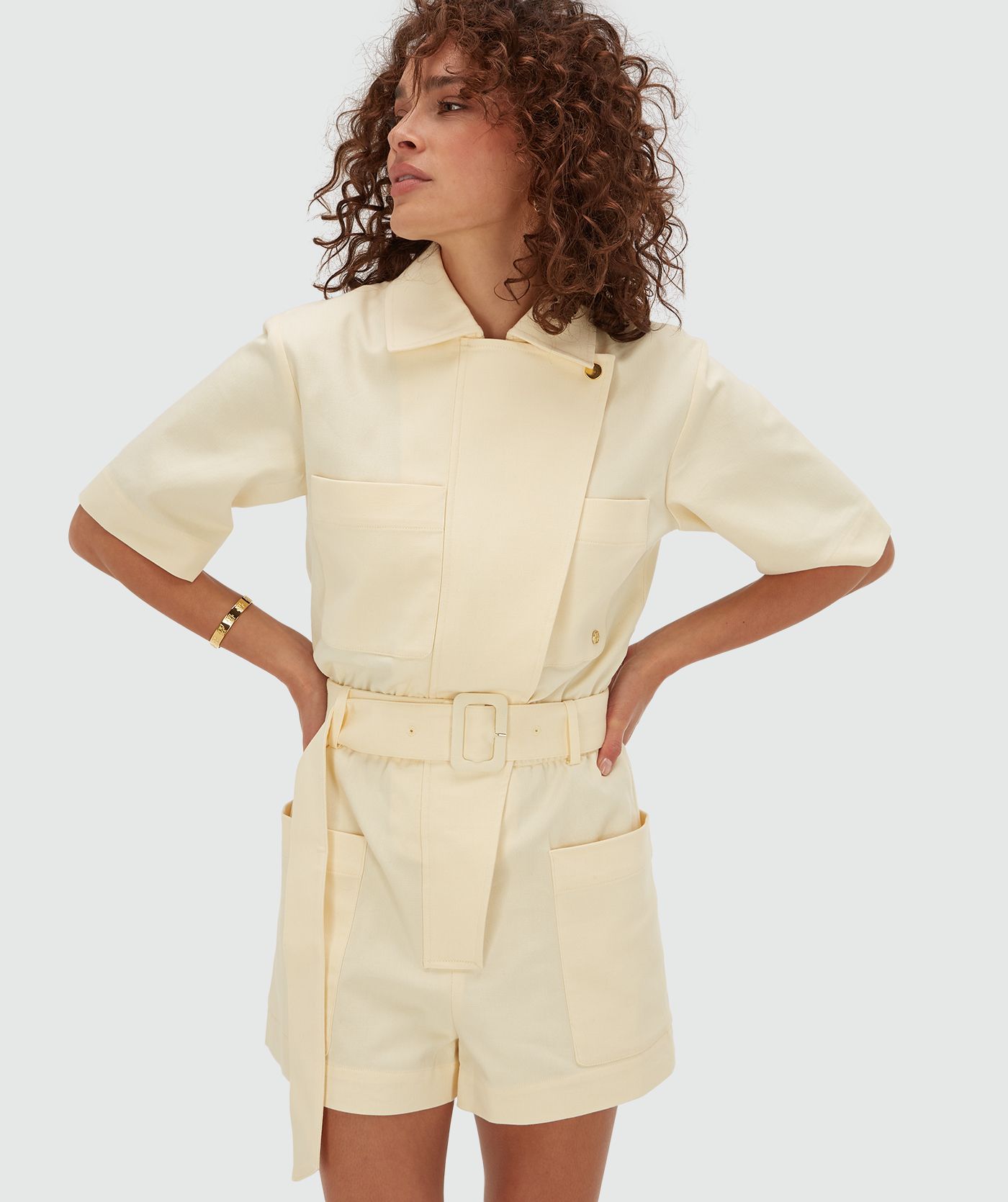 Model draagt een regular fit playsuit in de kleur Butter Yellow